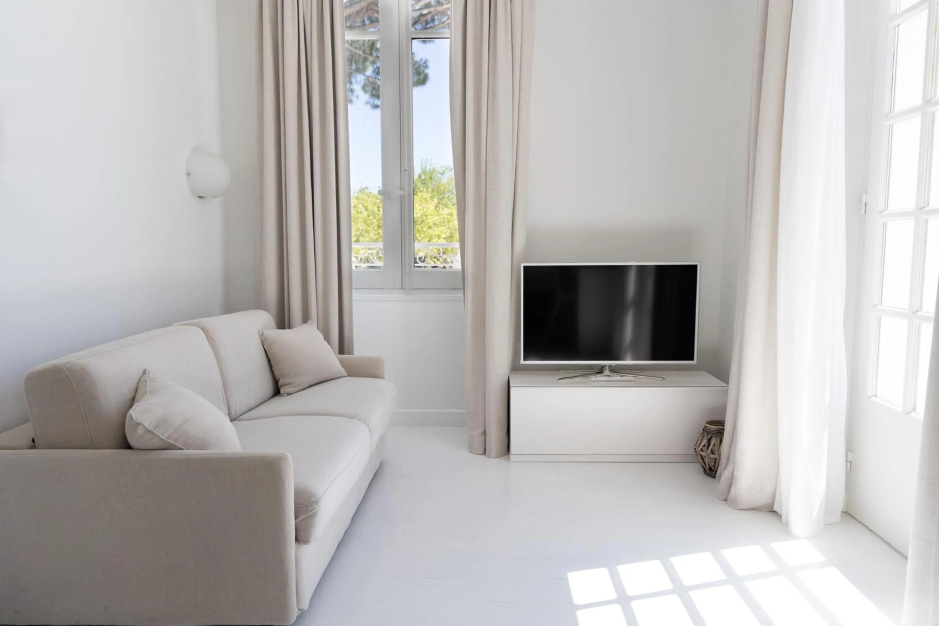 Living room in White 1921