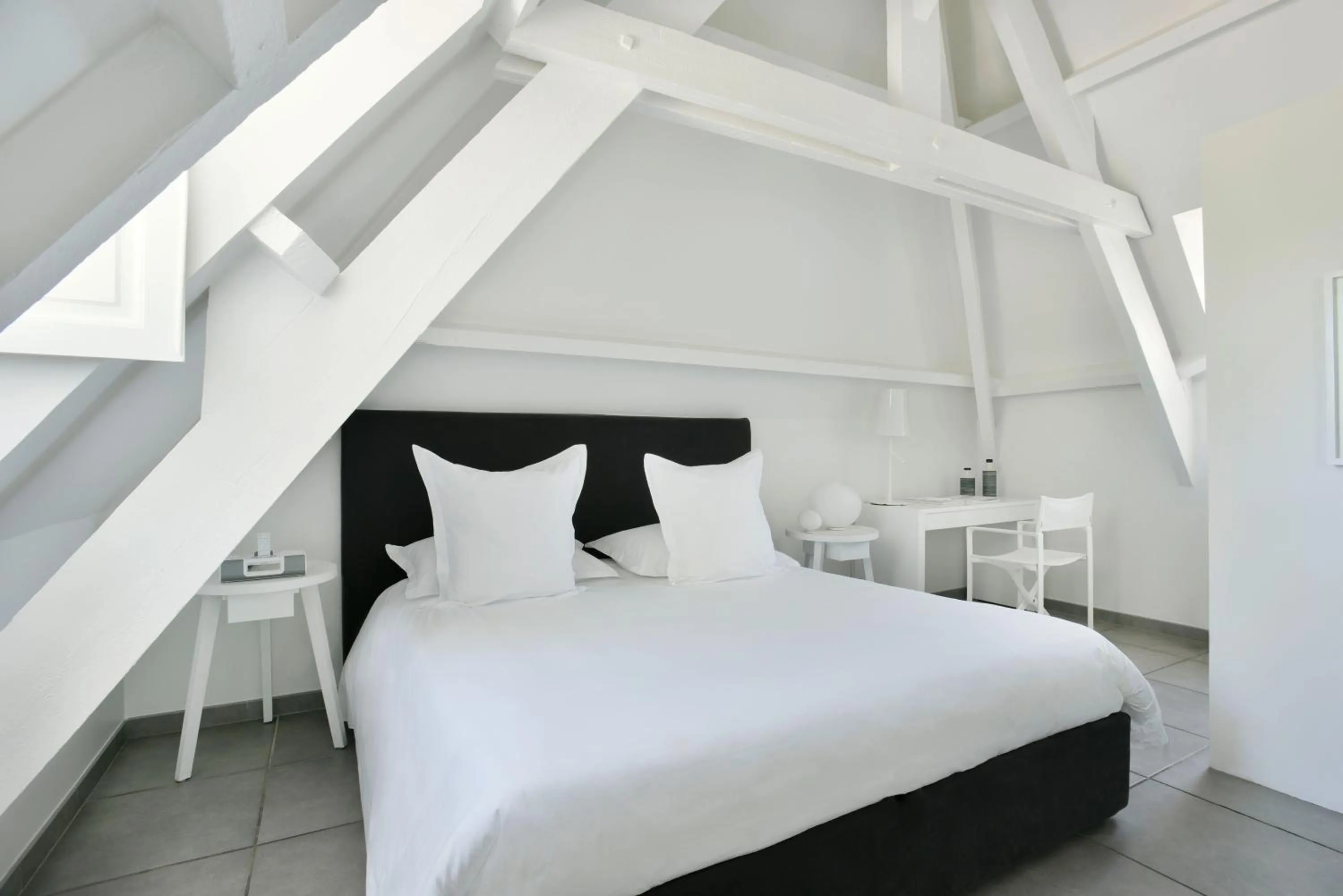 Photo of the whole room, Bed in White 1921