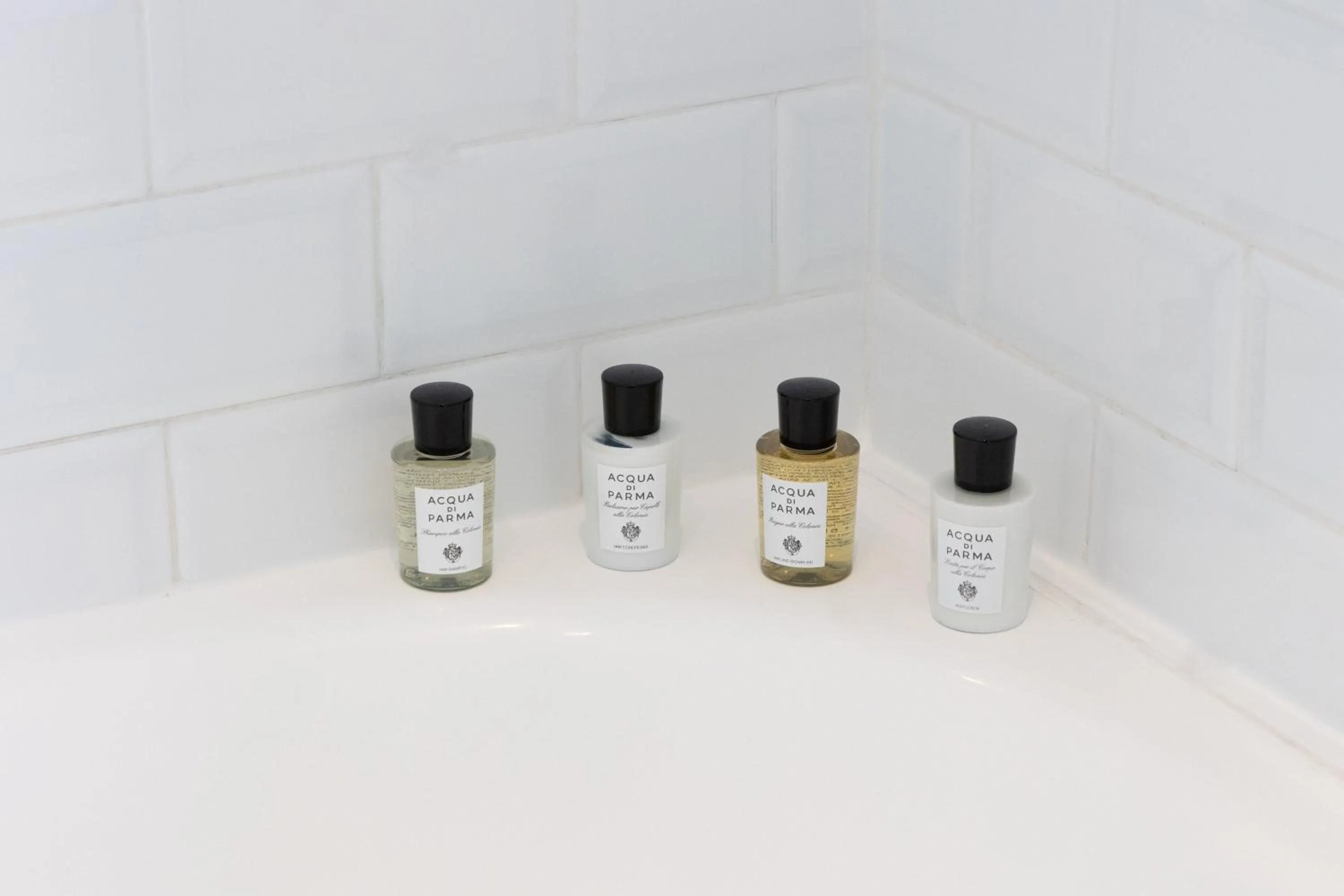 Bathroom in White 1921