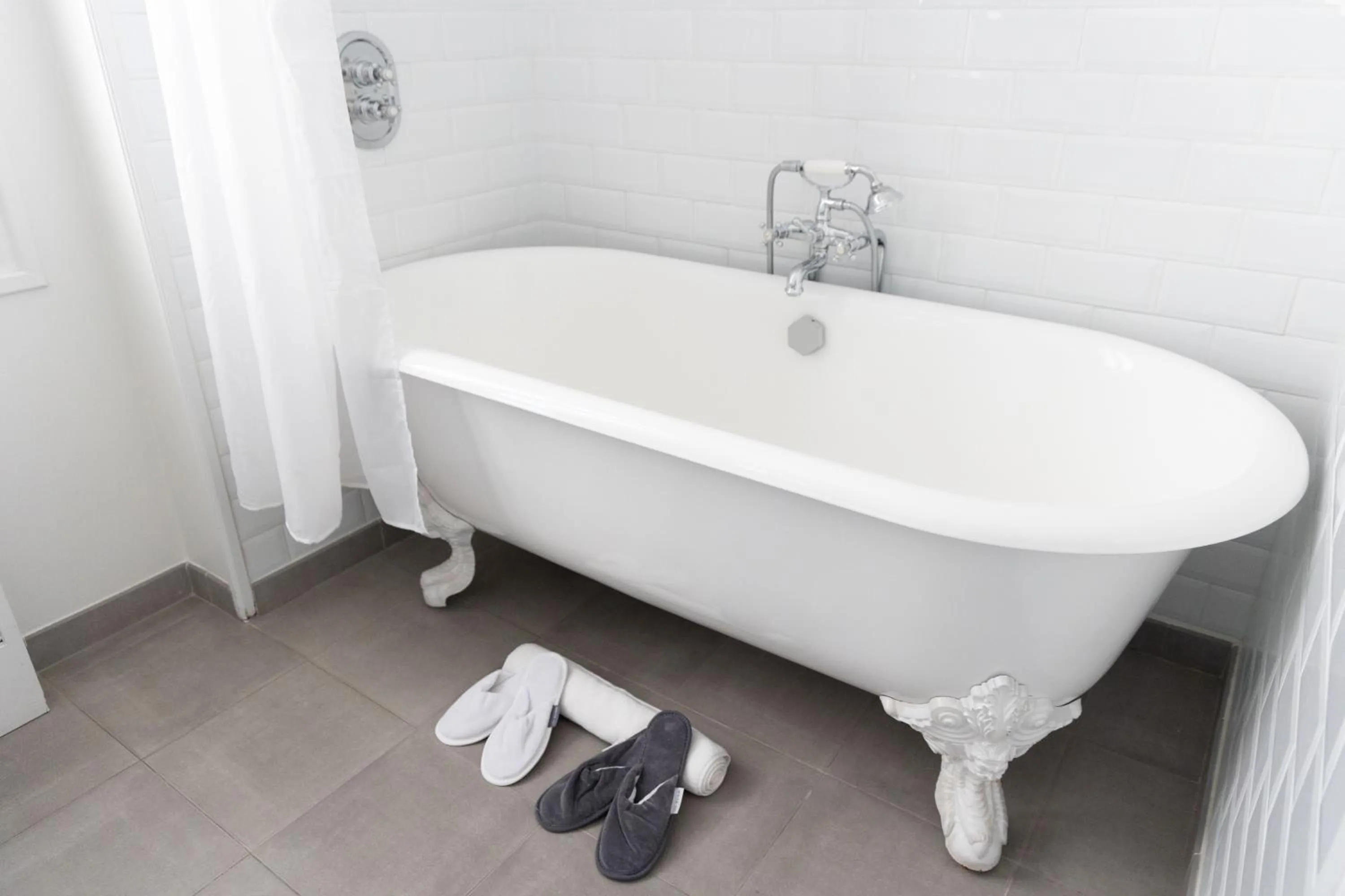 Bathroom in White 1921