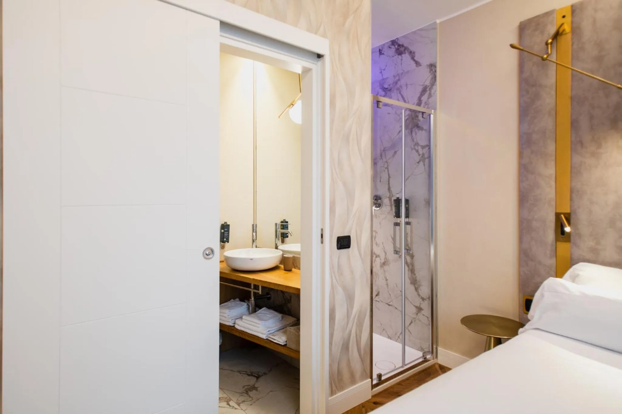 Shower, Bed in Renascentia in Florence - Adults Only