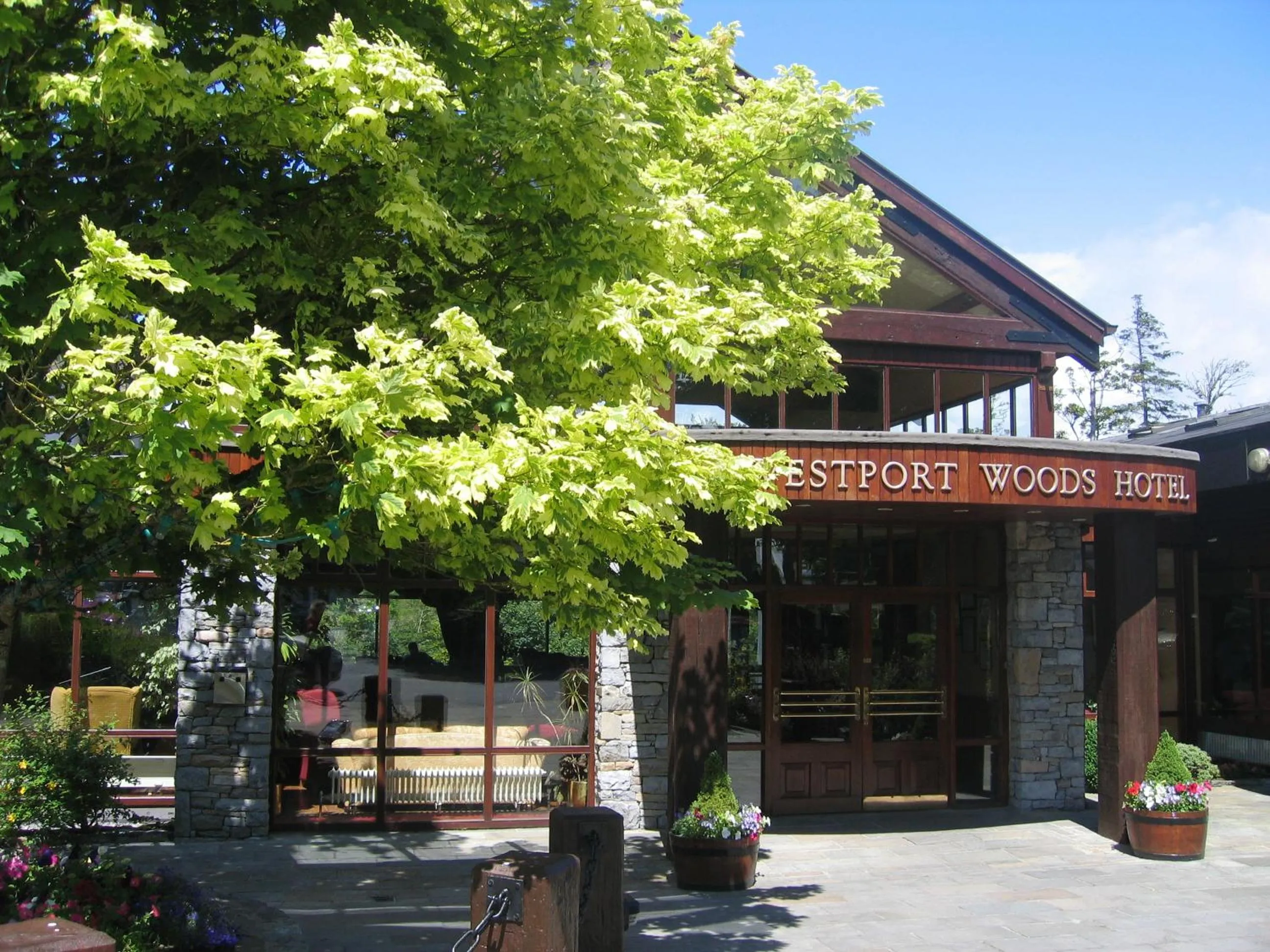 Facade/entrance in Westport Woods Hotel & Spa