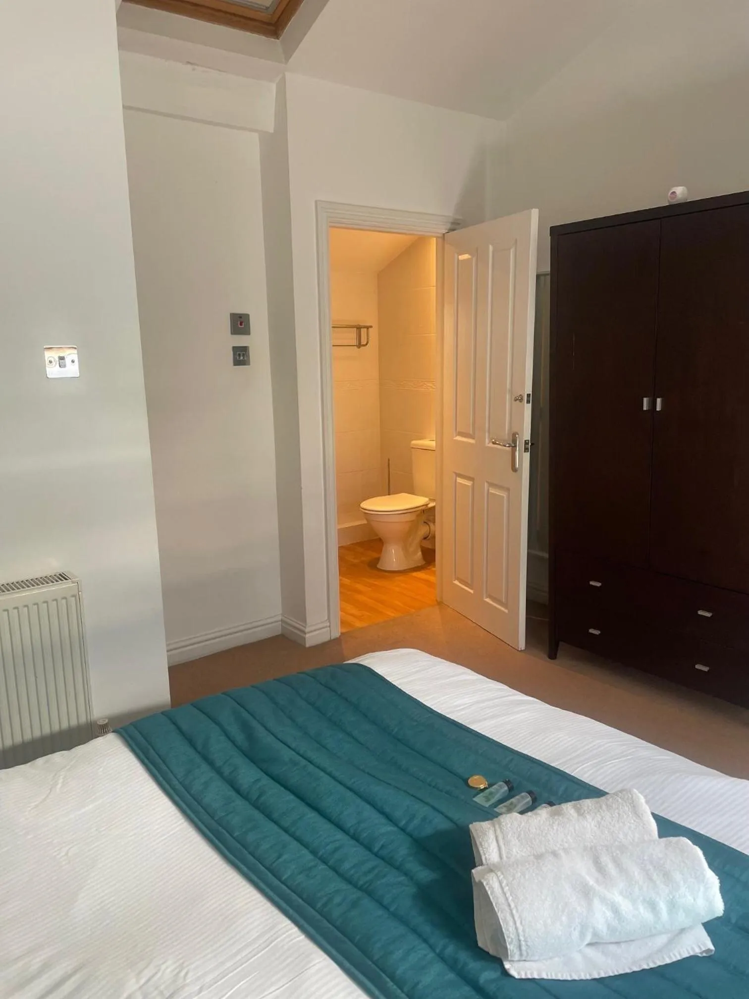 Bedroom, Bed in Beach House 3 Bed Penthouse Apartment