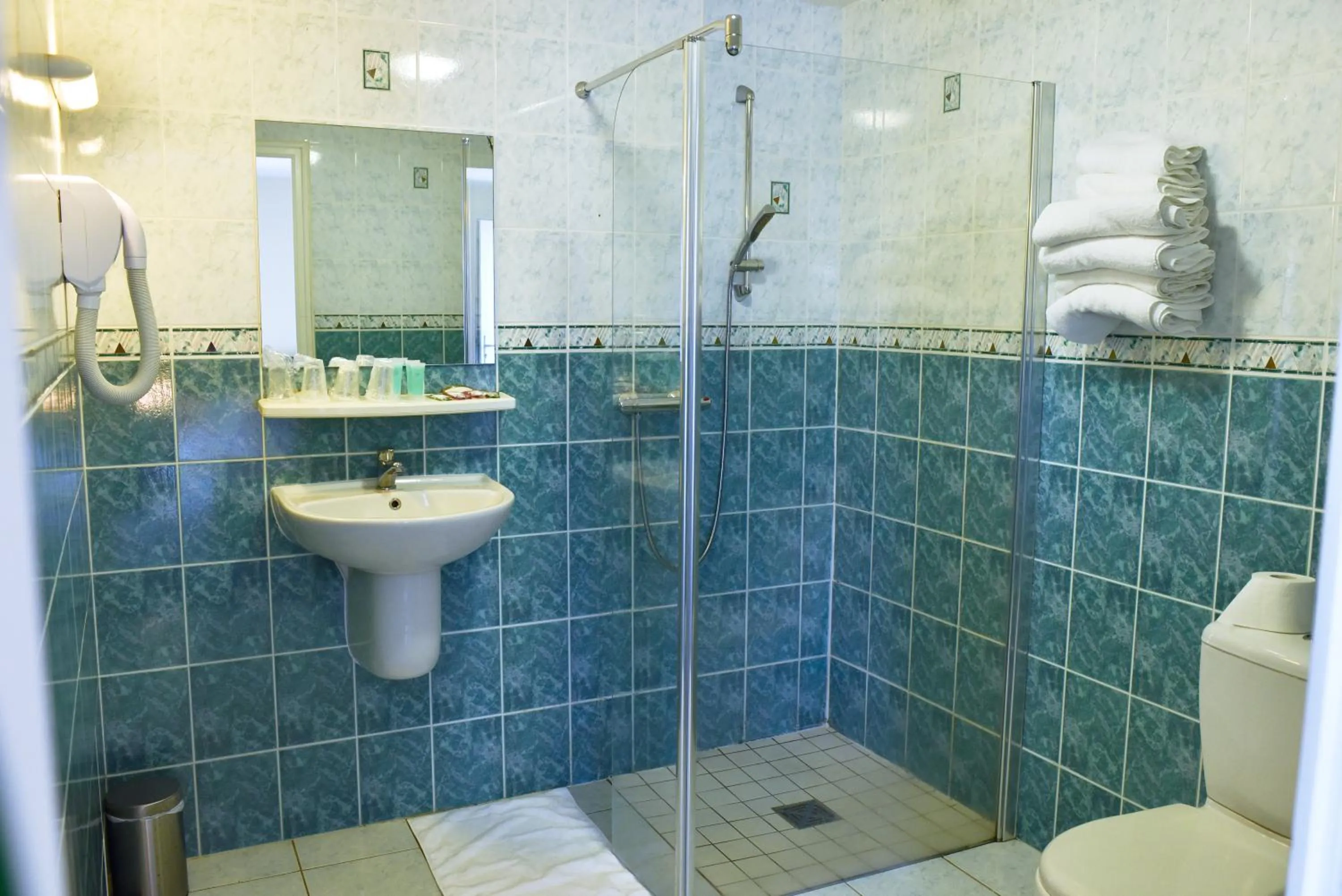 Shower in Hôtel Heod - Binic - Saint-Quay-Portrieux