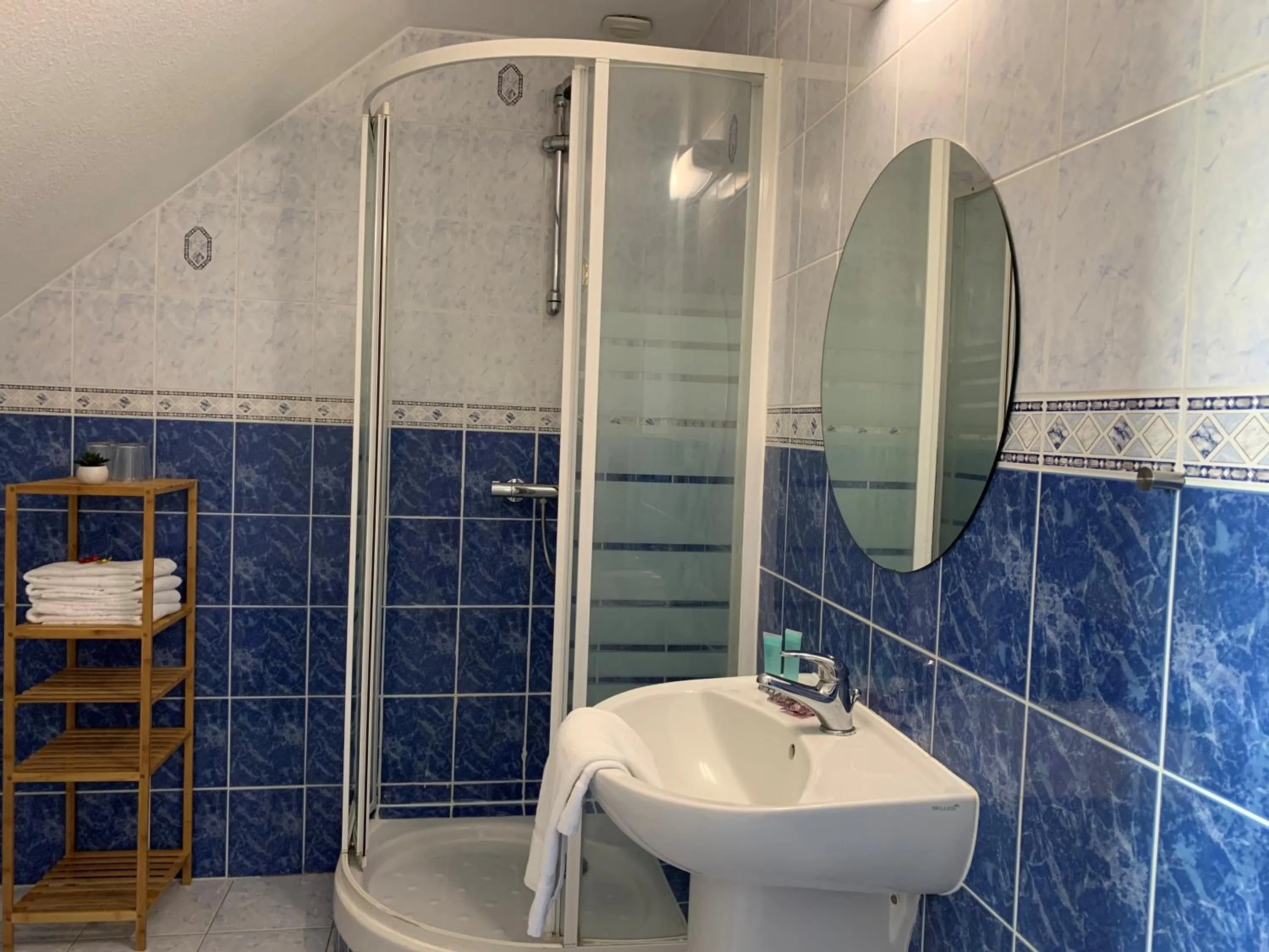 Shower in Hôtel Heod - Binic - Saint-Quay-Portrieux