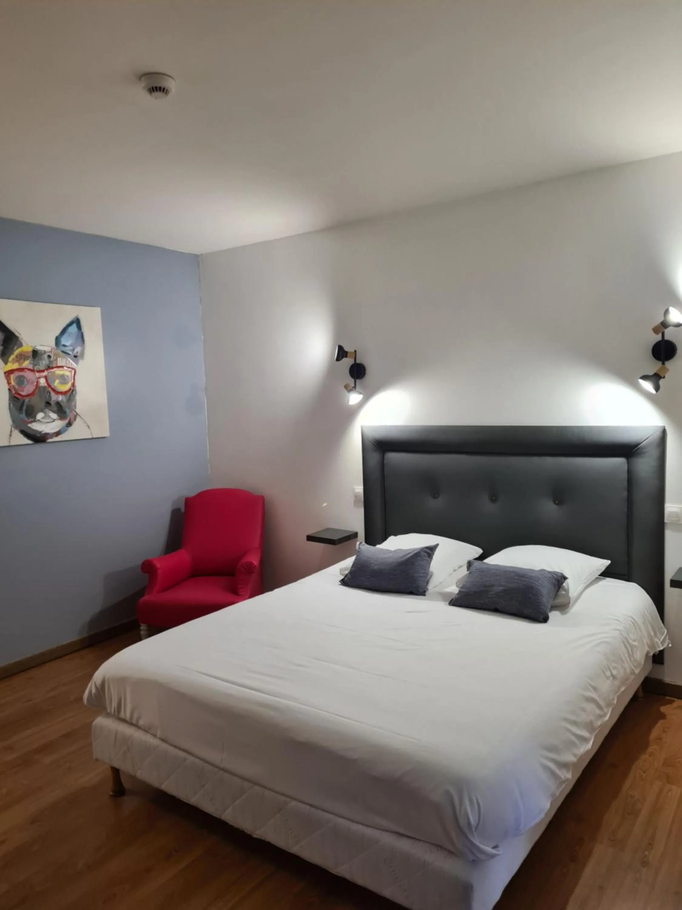 Bed in Hôtel Restaurant Le Victor Hugo