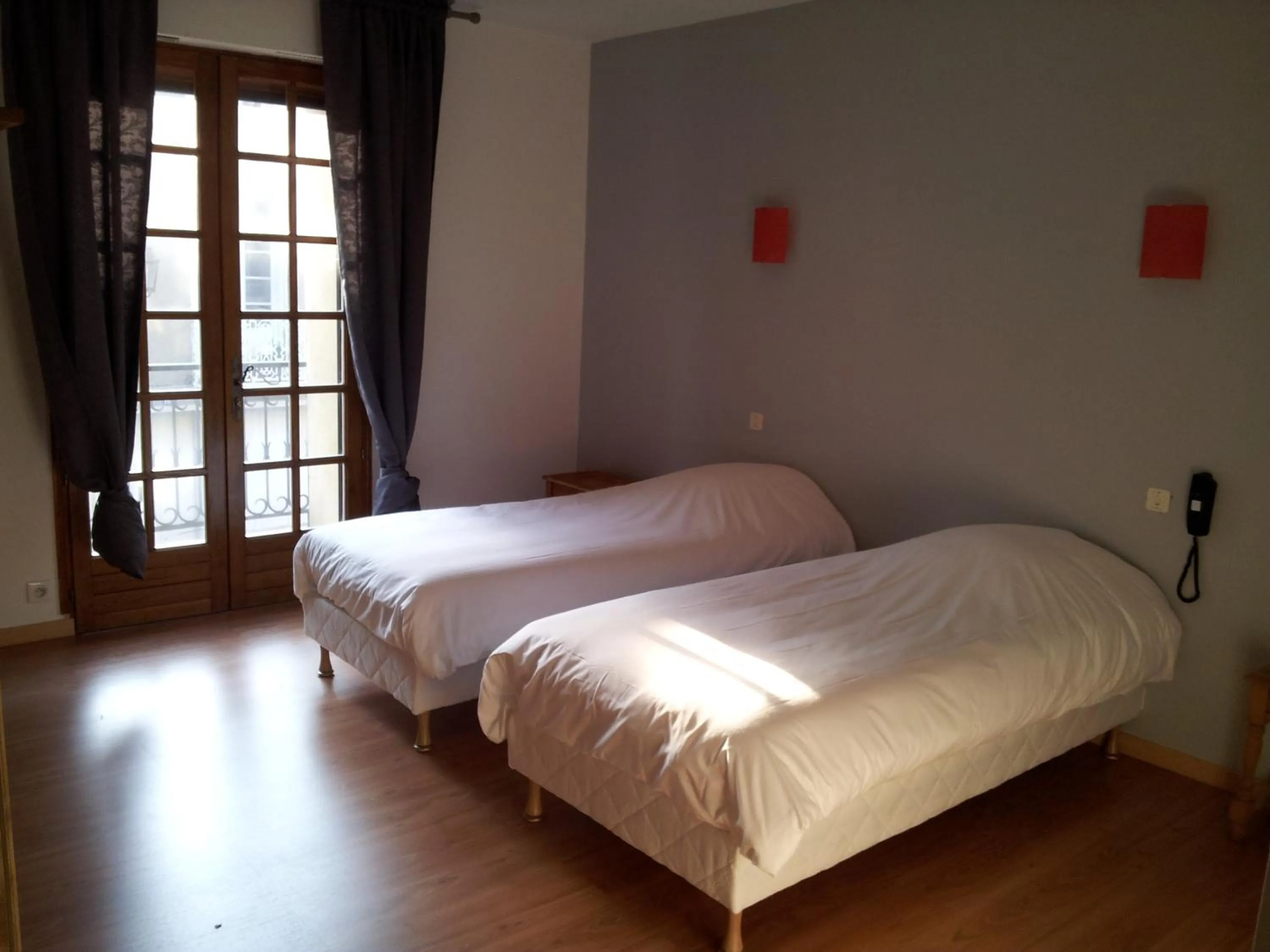 Photo of the whole room, Bed in Hôtel Restaurant Le Victor Hugo