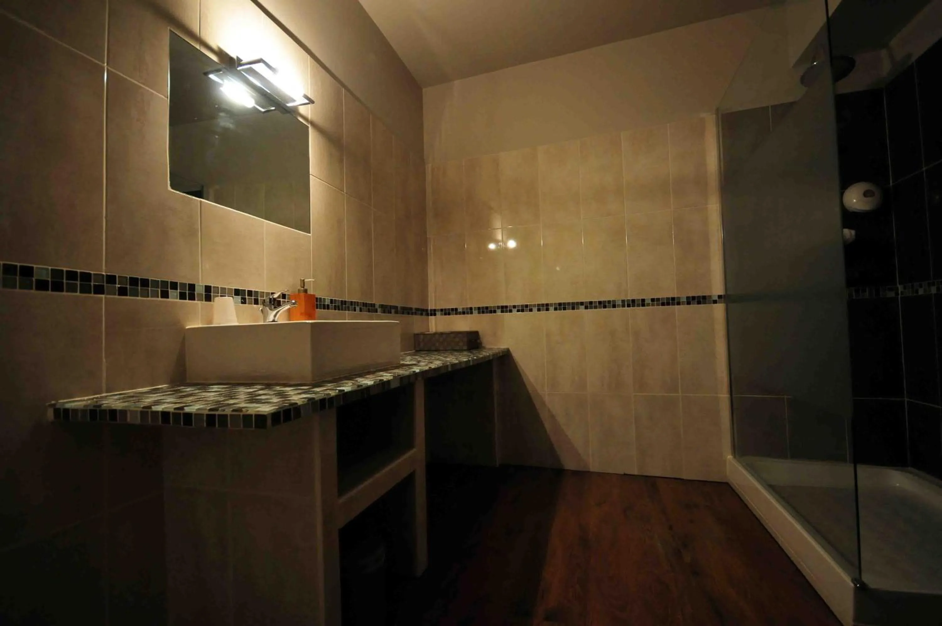 Bathroom in Hôtel Restaurant Le Victor Hugo