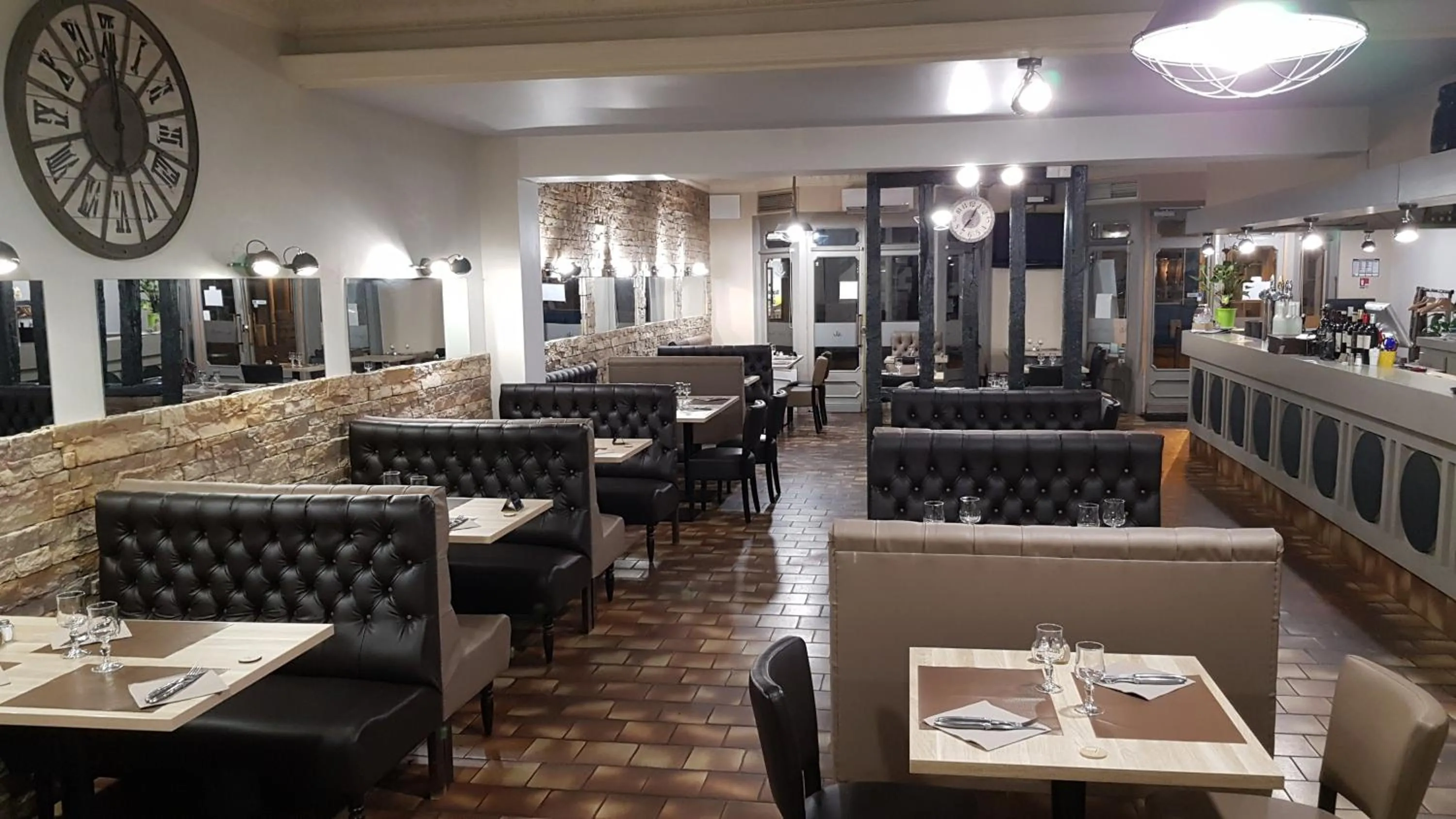 Restaurant/places to eat in Hôtel Restaurant Le Victor Hugo