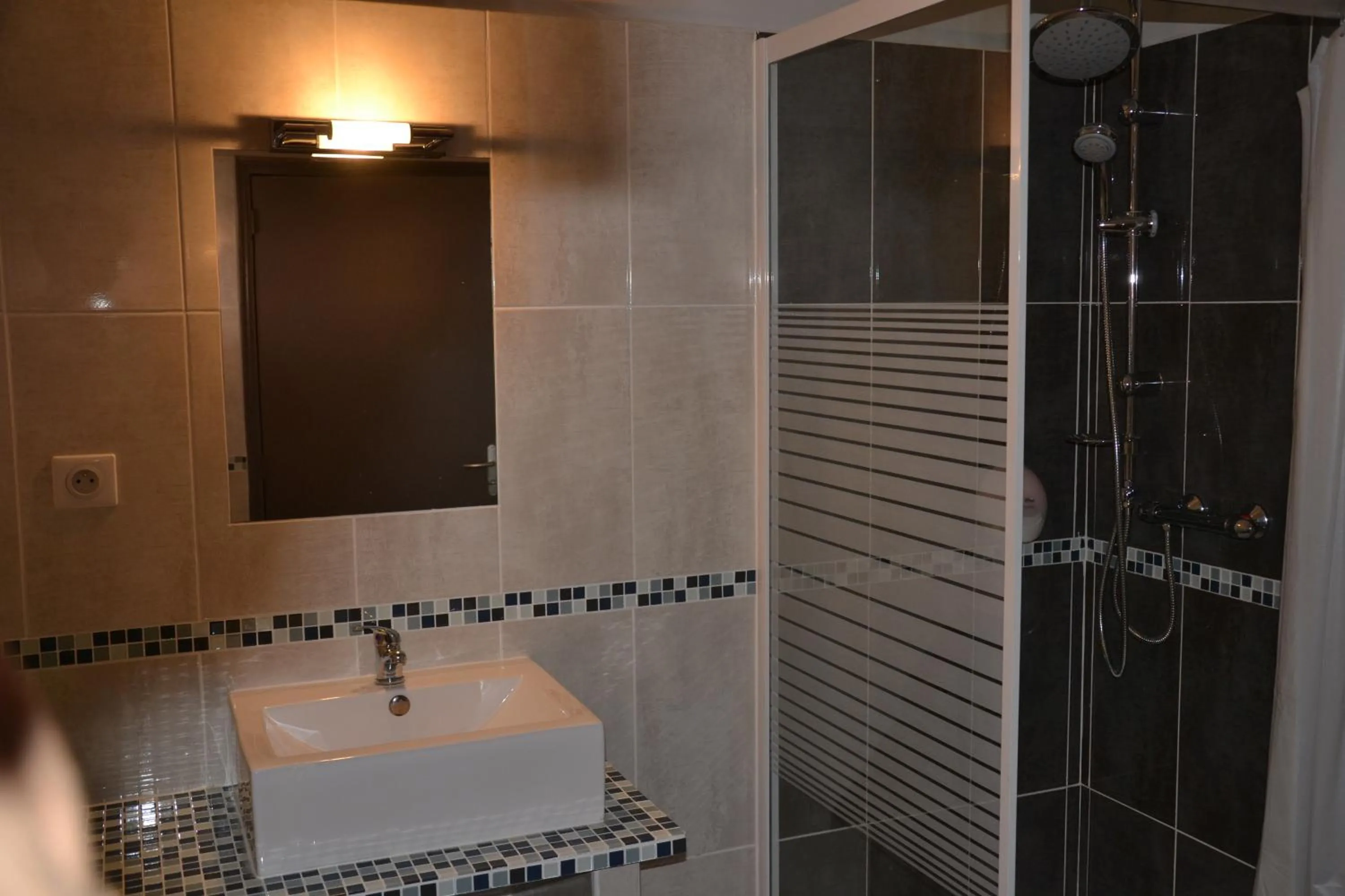 Bathroom in Hôtel Restaurant Le Victor Hugo
