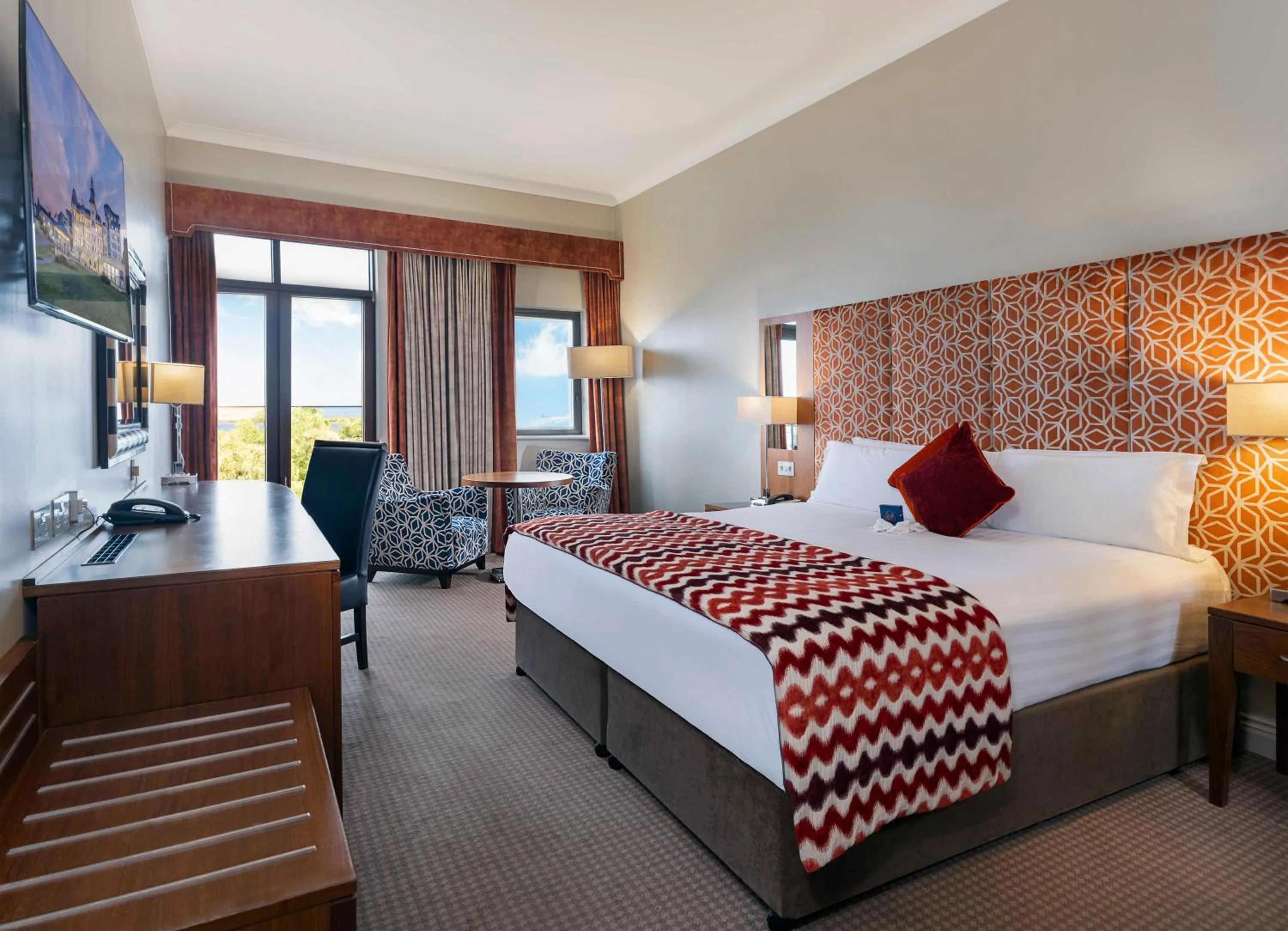 Bedroom, Bed in Royal Marine Hotel