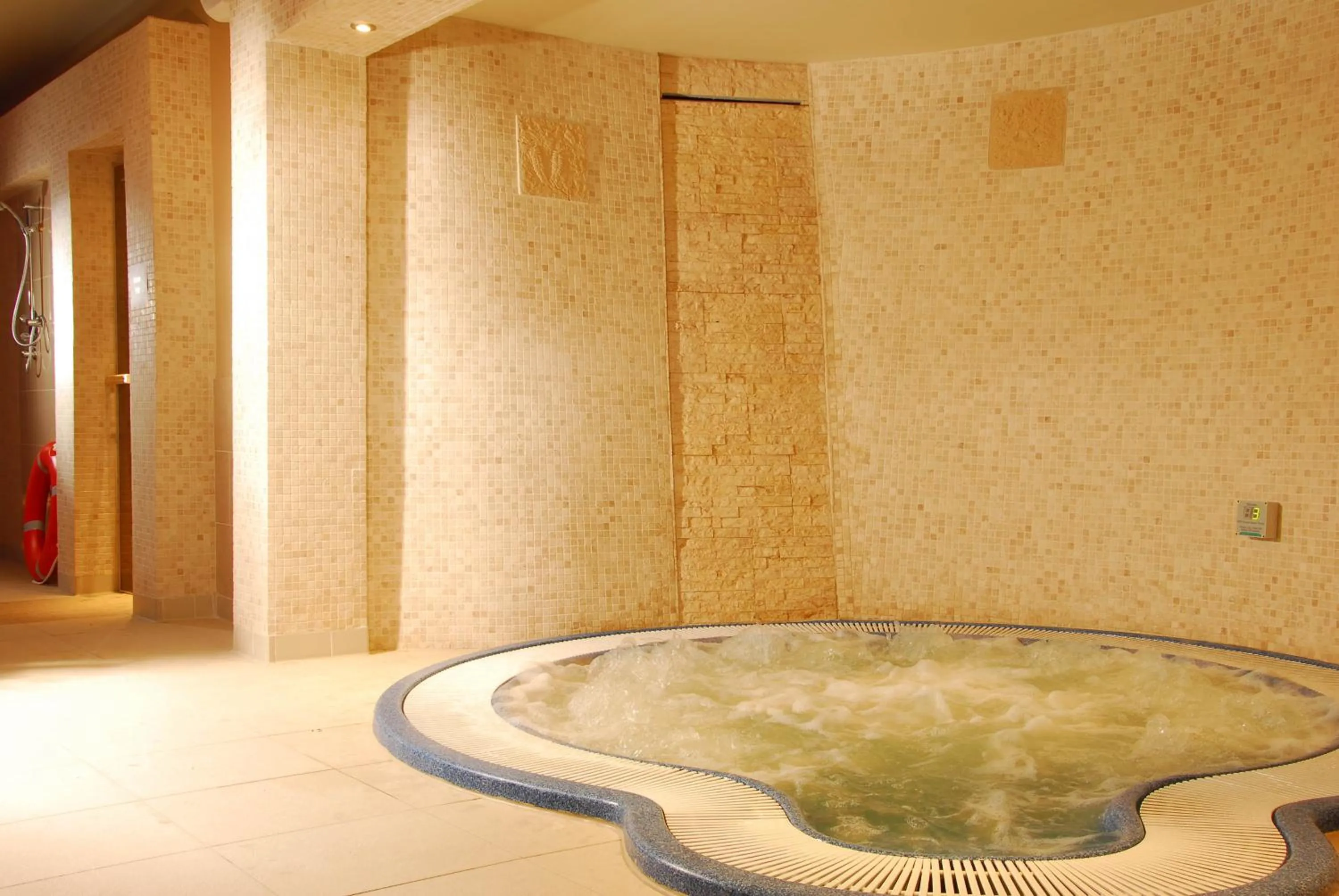 Swimming pool in Royal Marine Hotel