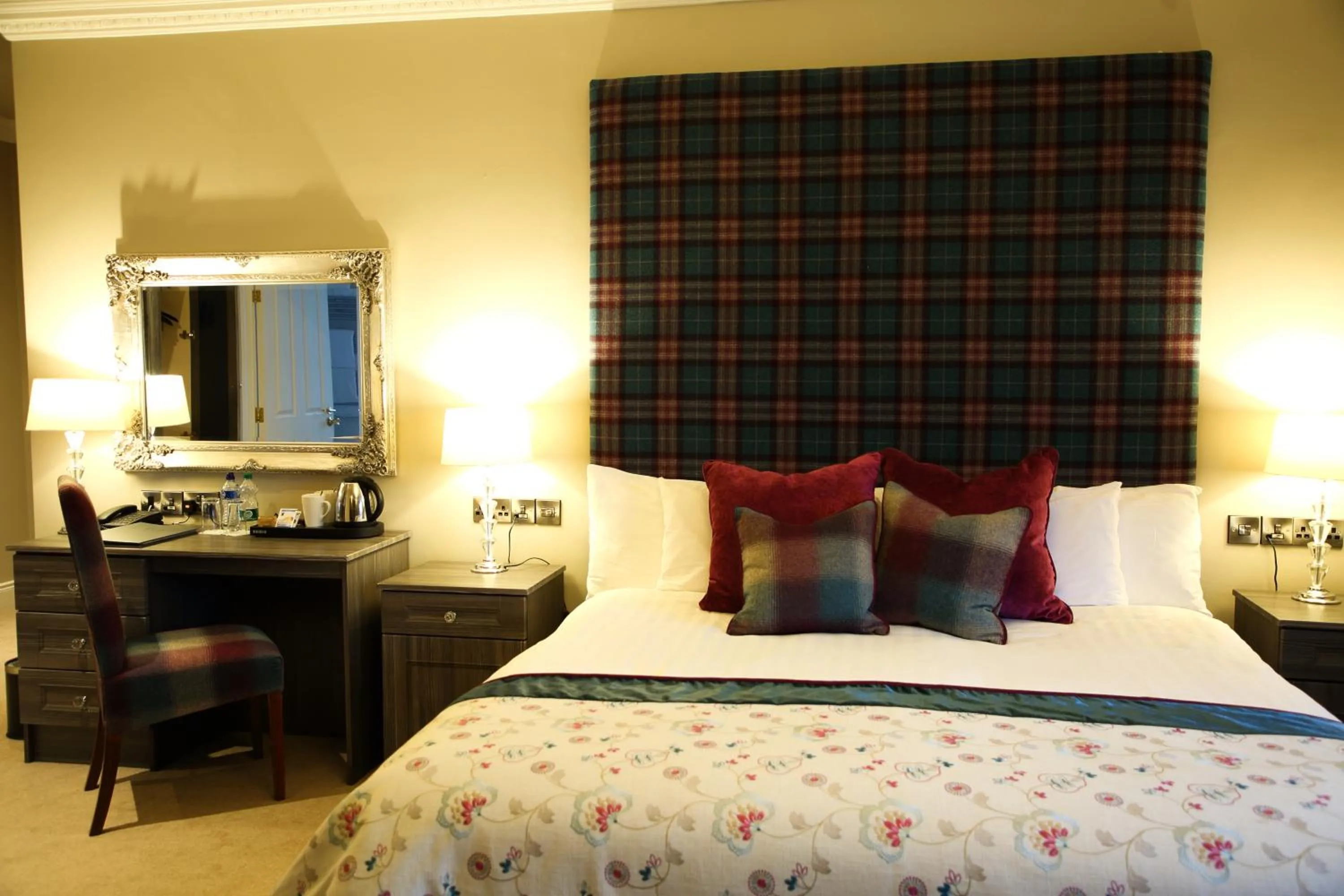 Bedroom, Bed in Mulroy Woods Hotel
