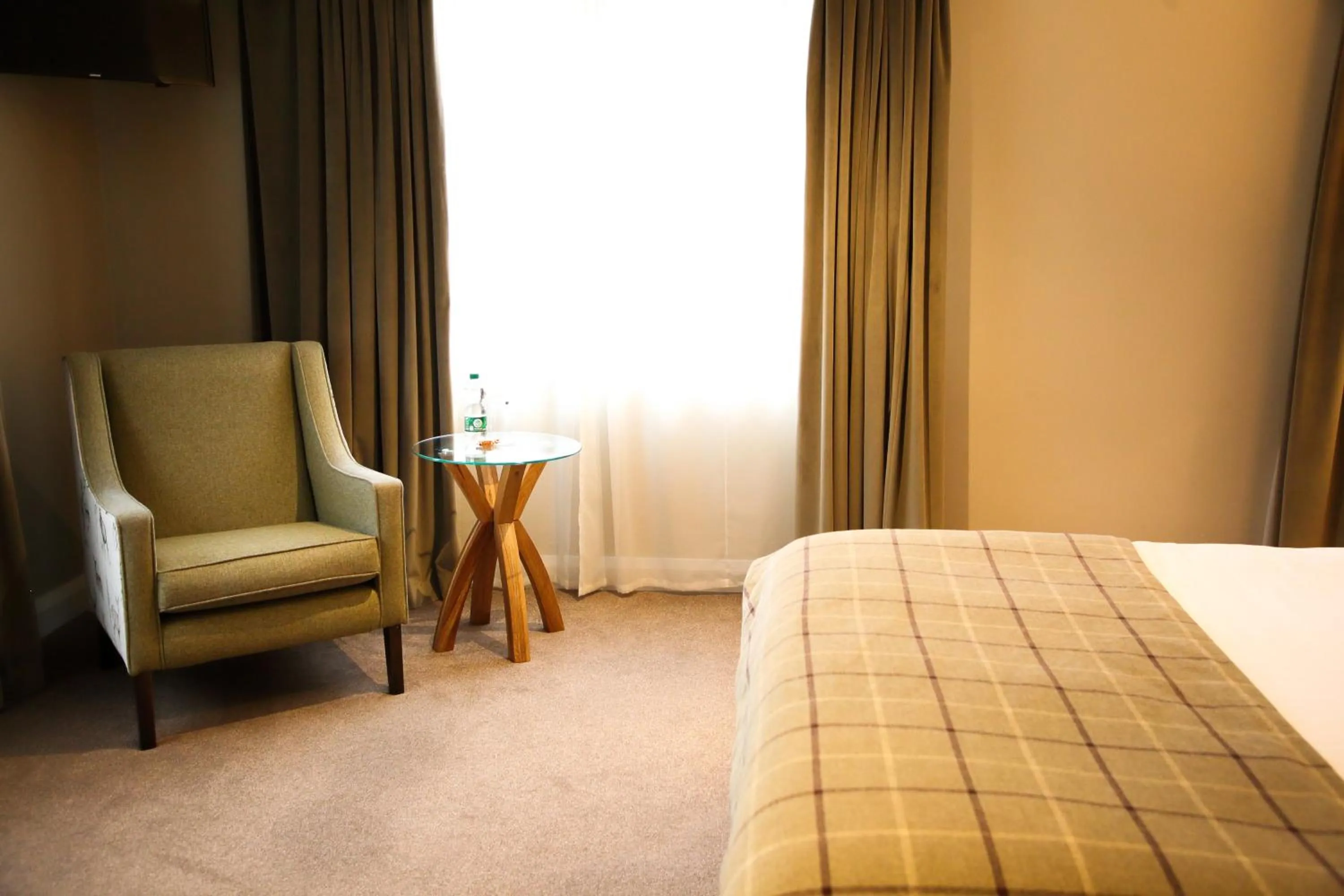 Bedroom, Bed in Mulroy Woods Hotel