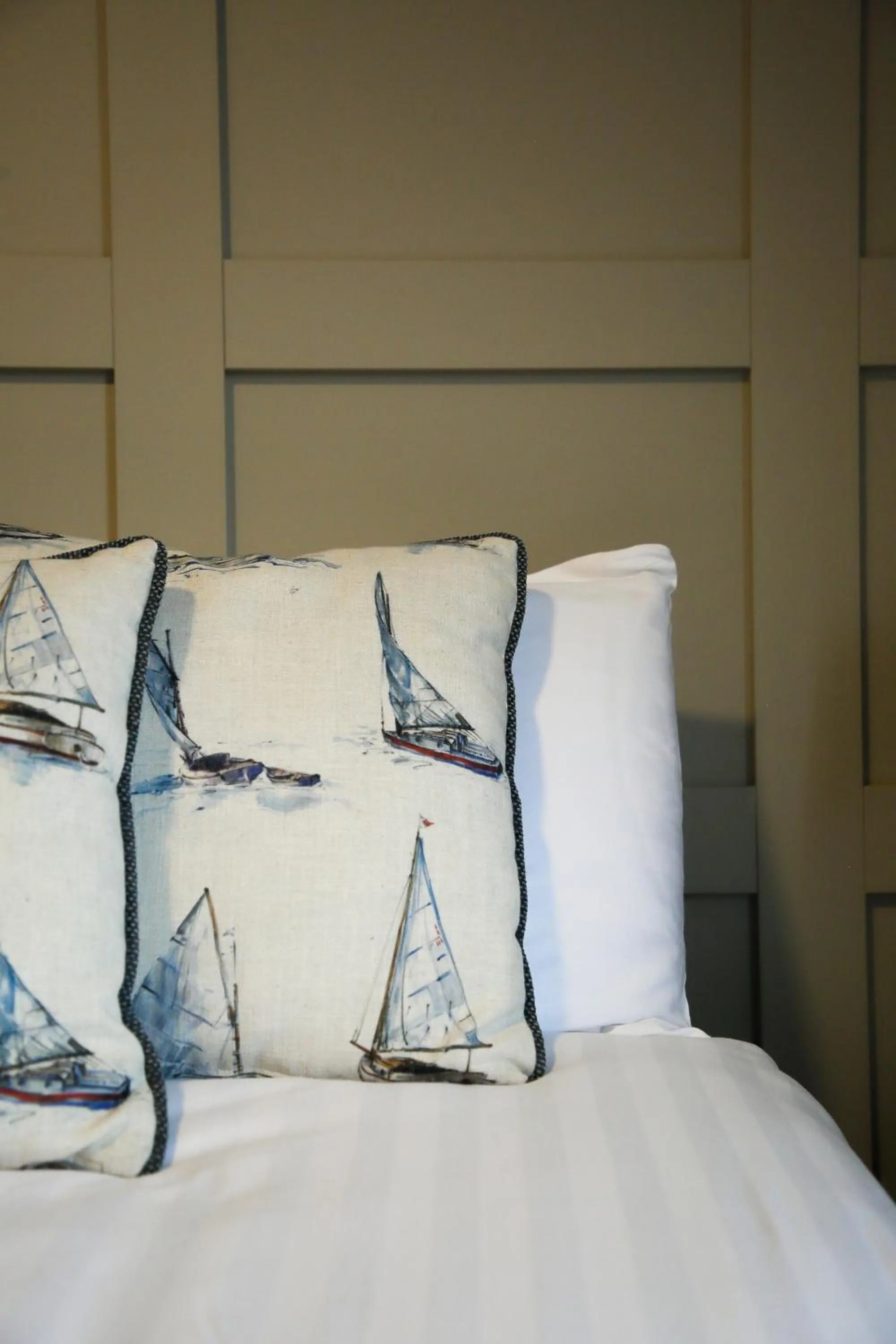 Bedroom, Bed in Mulroy Woods Hotel