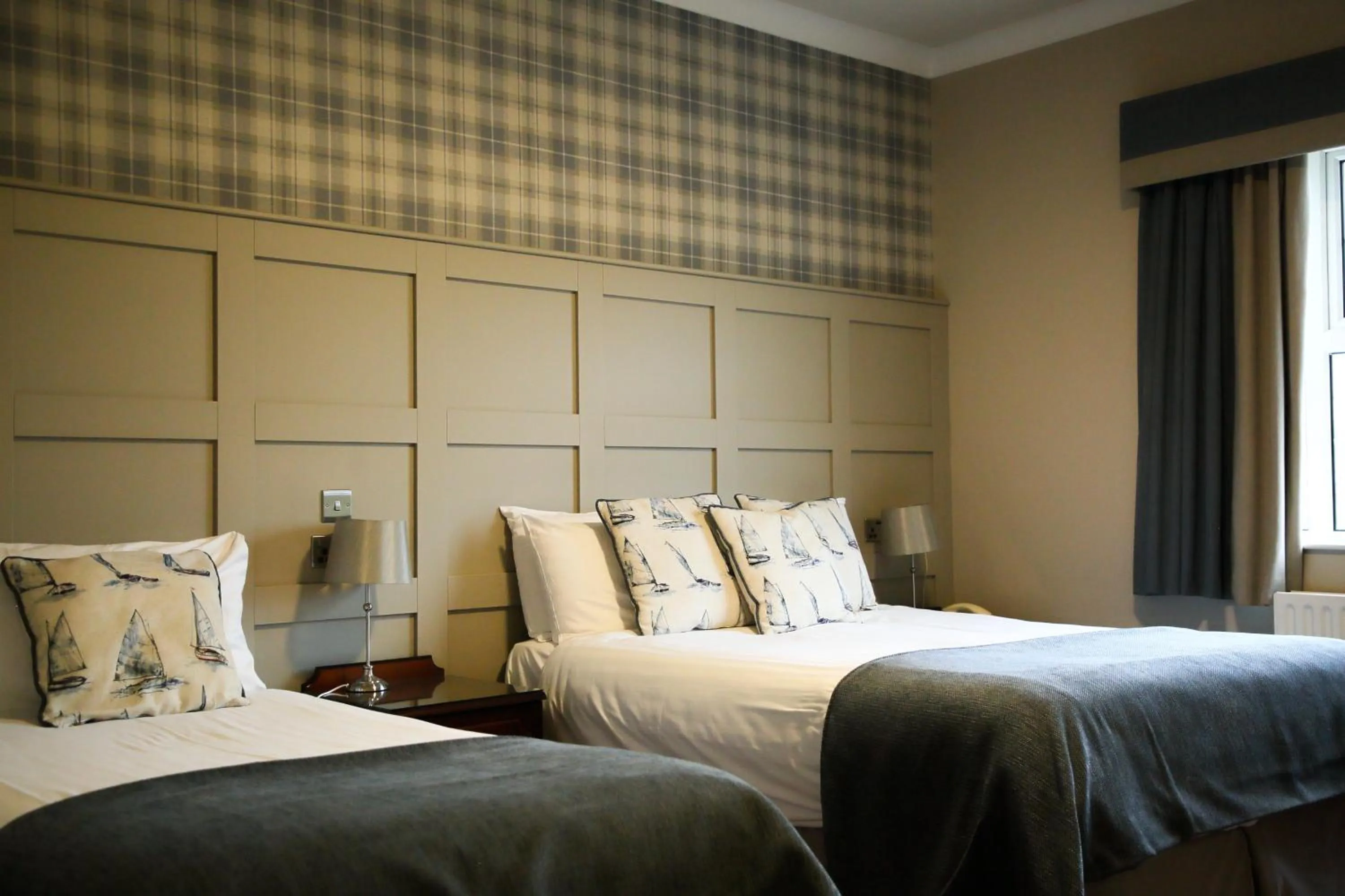 Bedroom, Bed in Mulroy Woods Hotel