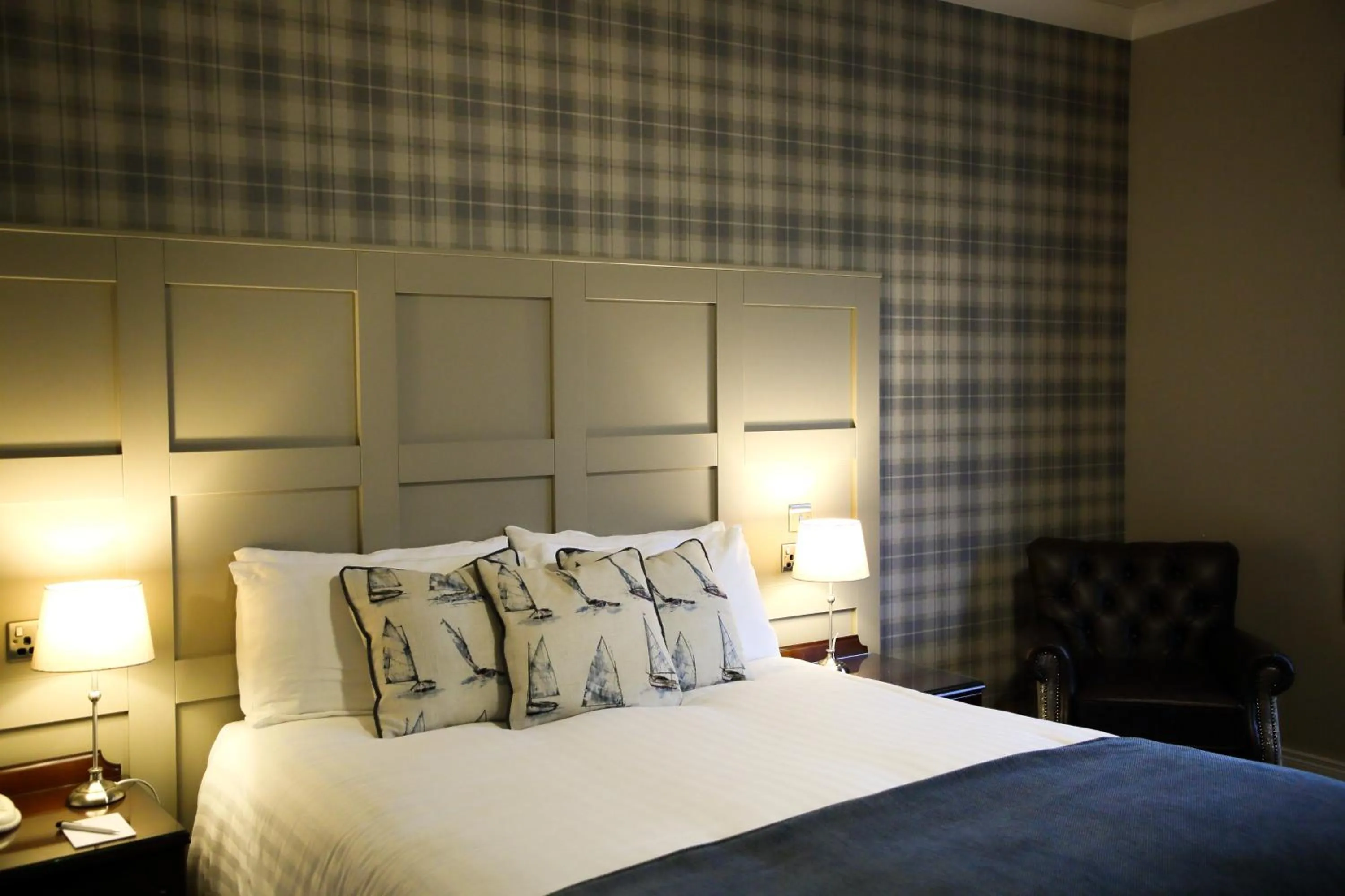 Bedroom, Bed in Mulroy Woods Hotel