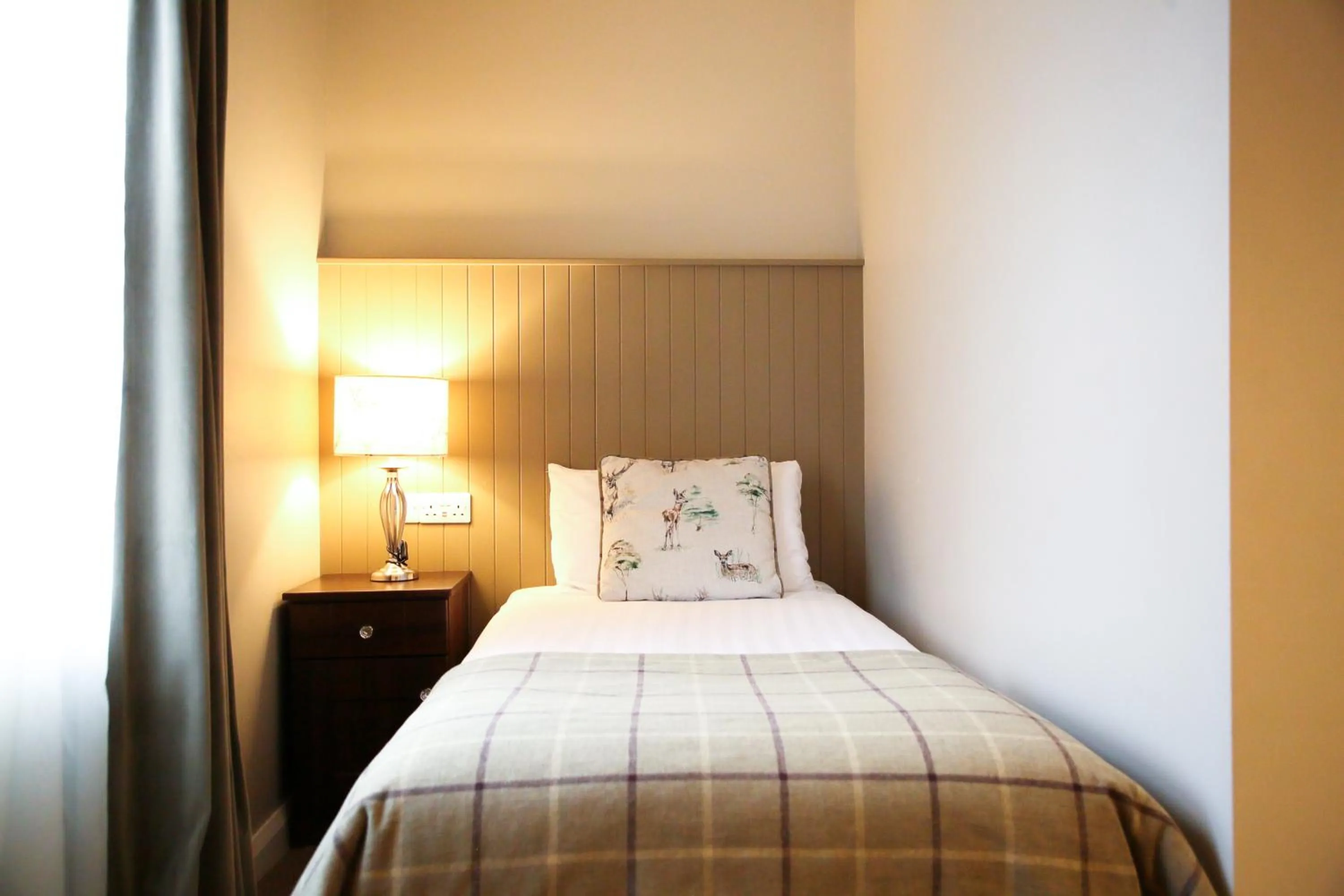 Bedroom, Bed in Mulroy Woods Hotel