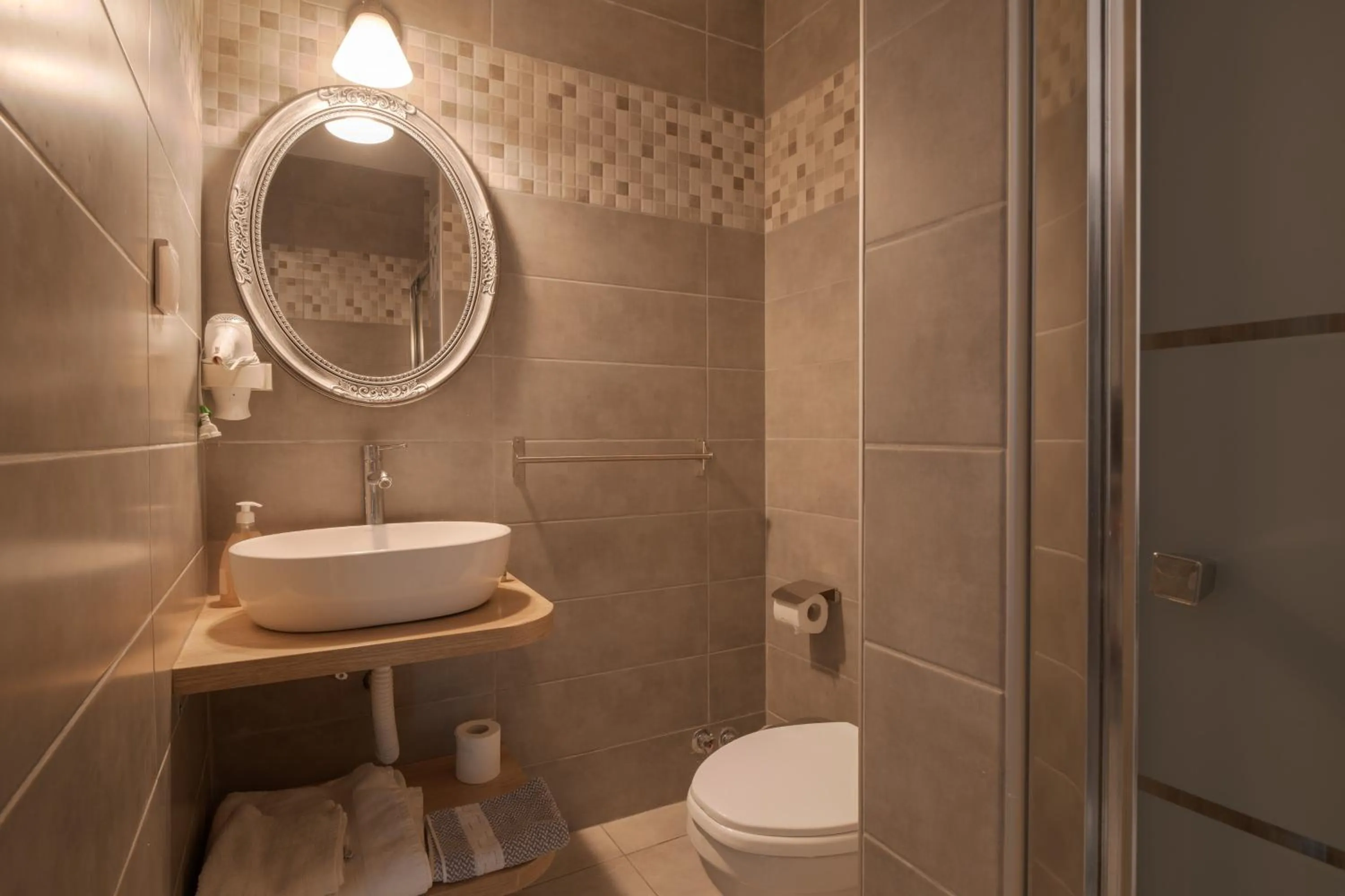 Toilet in Levantes Hotel