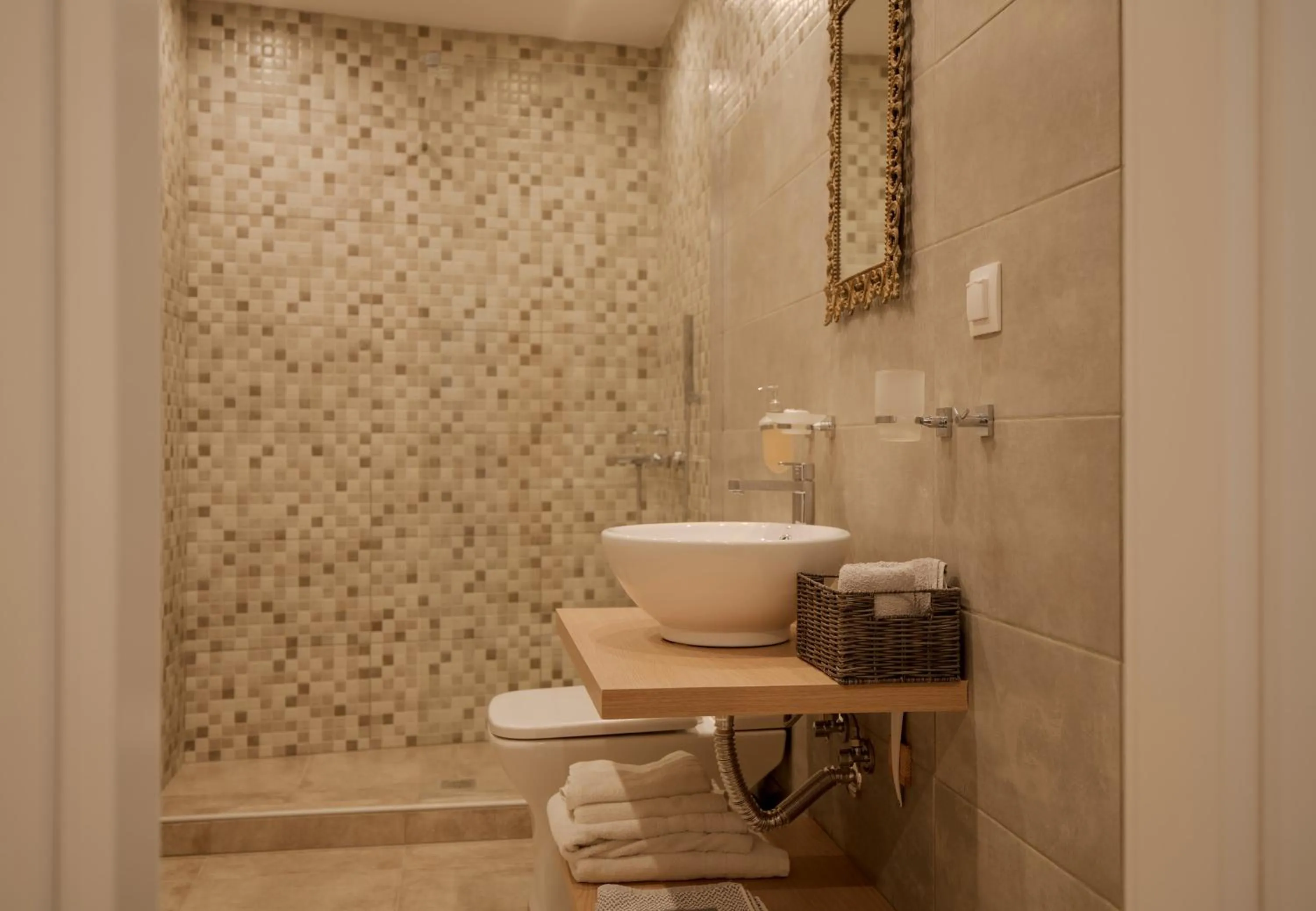 Toilet in Levantes Hotel