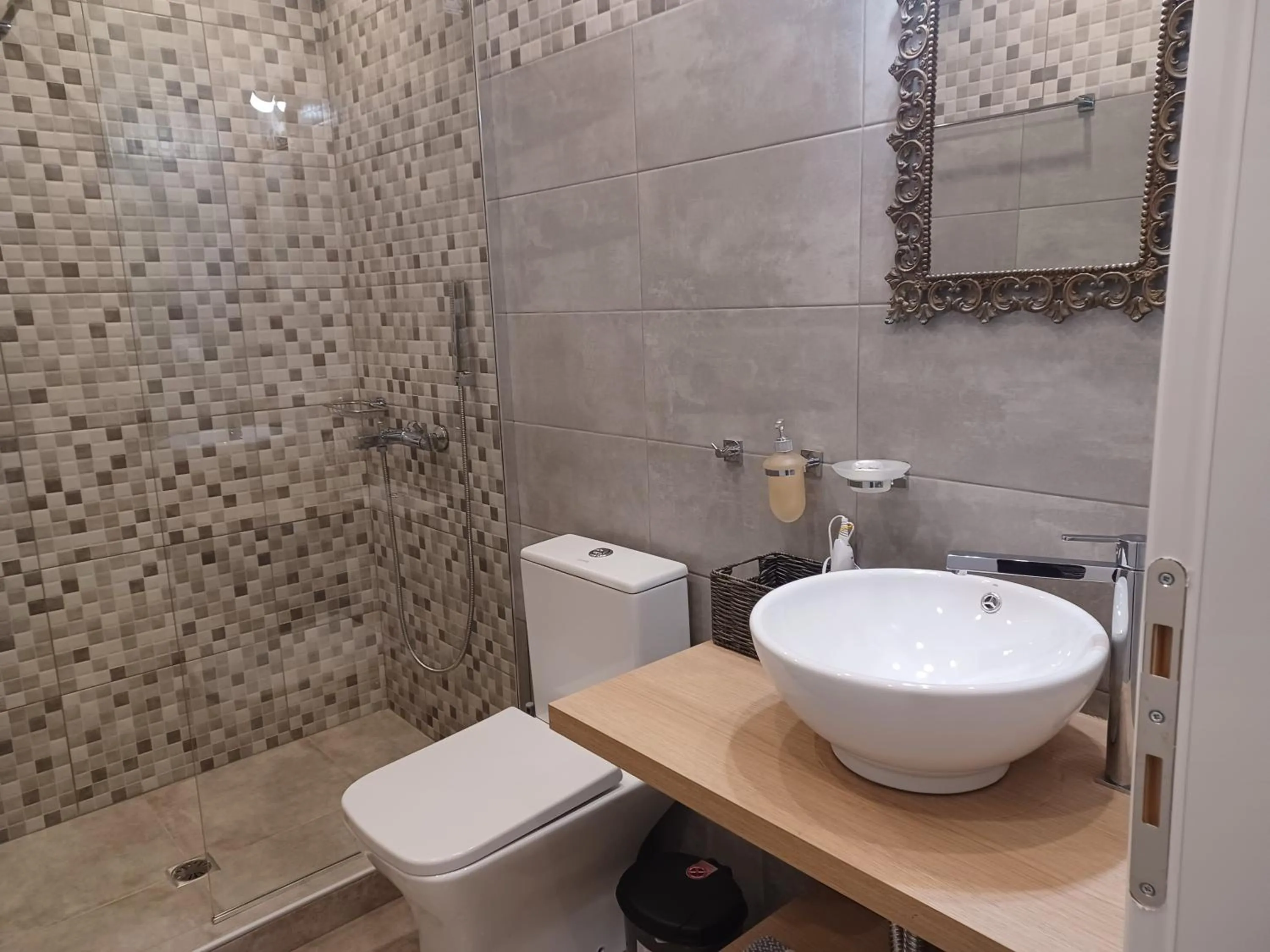 Toilet in Levantes Hotel
