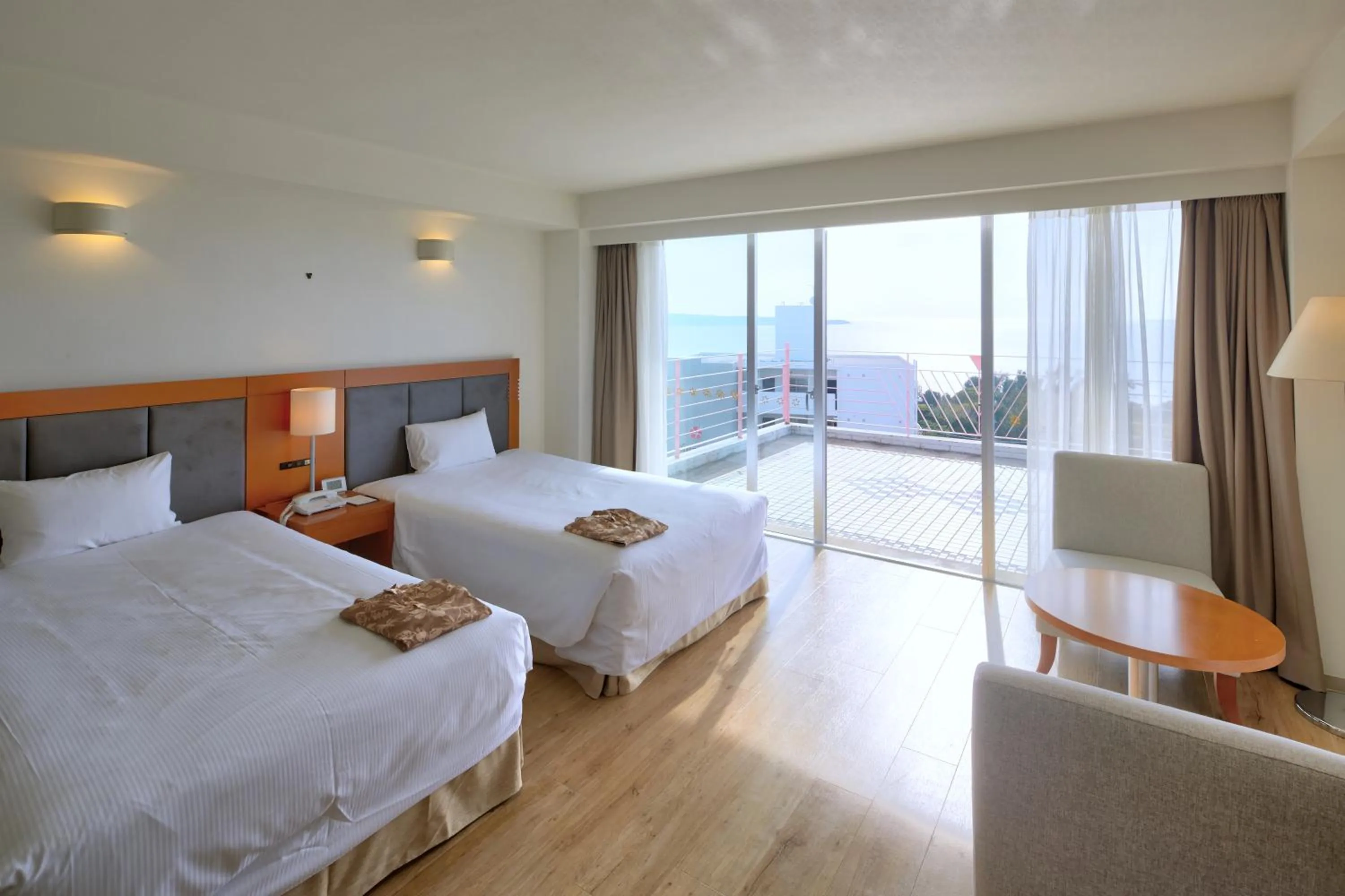Balcony/Terrace, Bed in Hotel Mahaina Wellness Resorts Okinawa