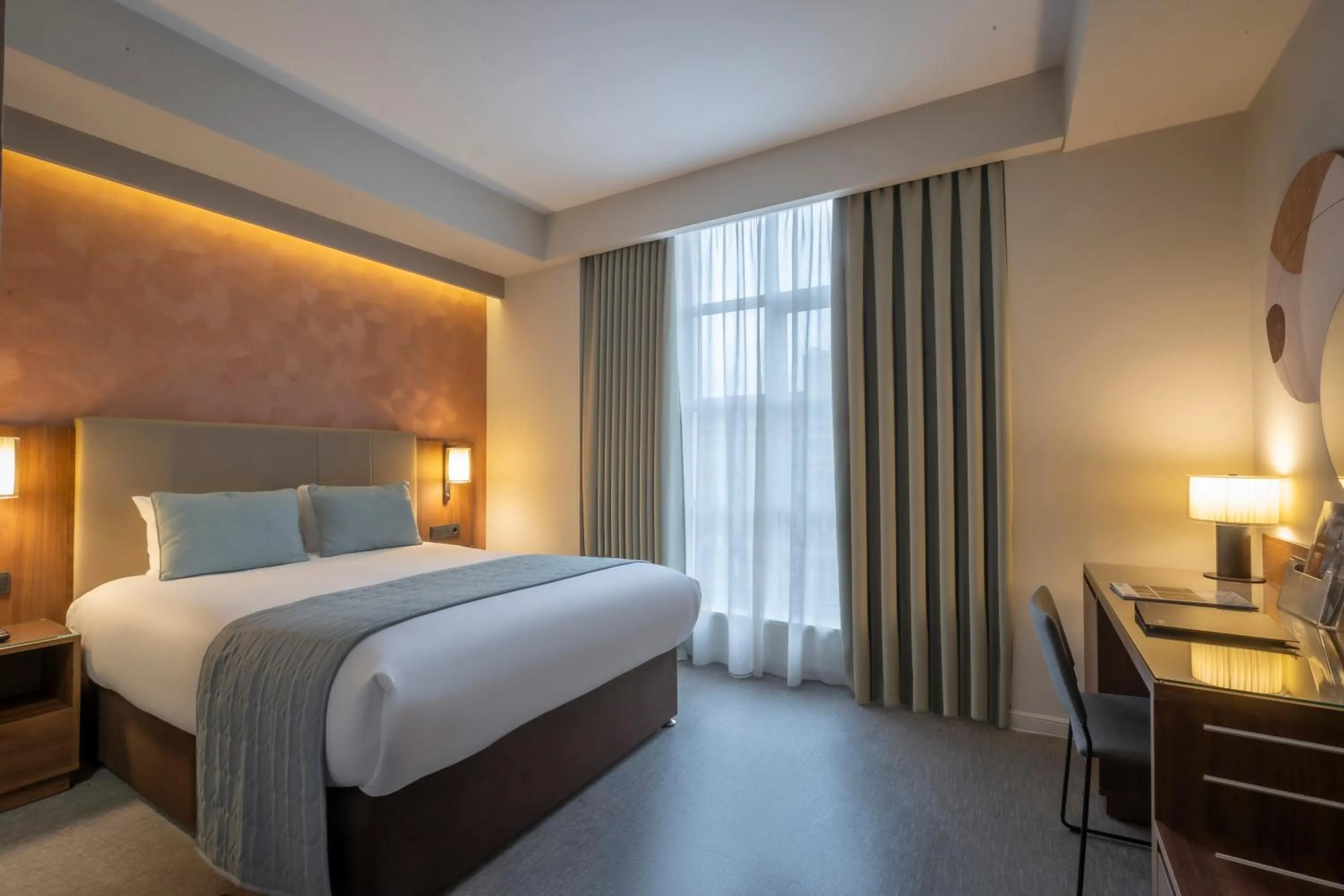 Bedroom, Bed in Riu Plaza The Gresham Dublin