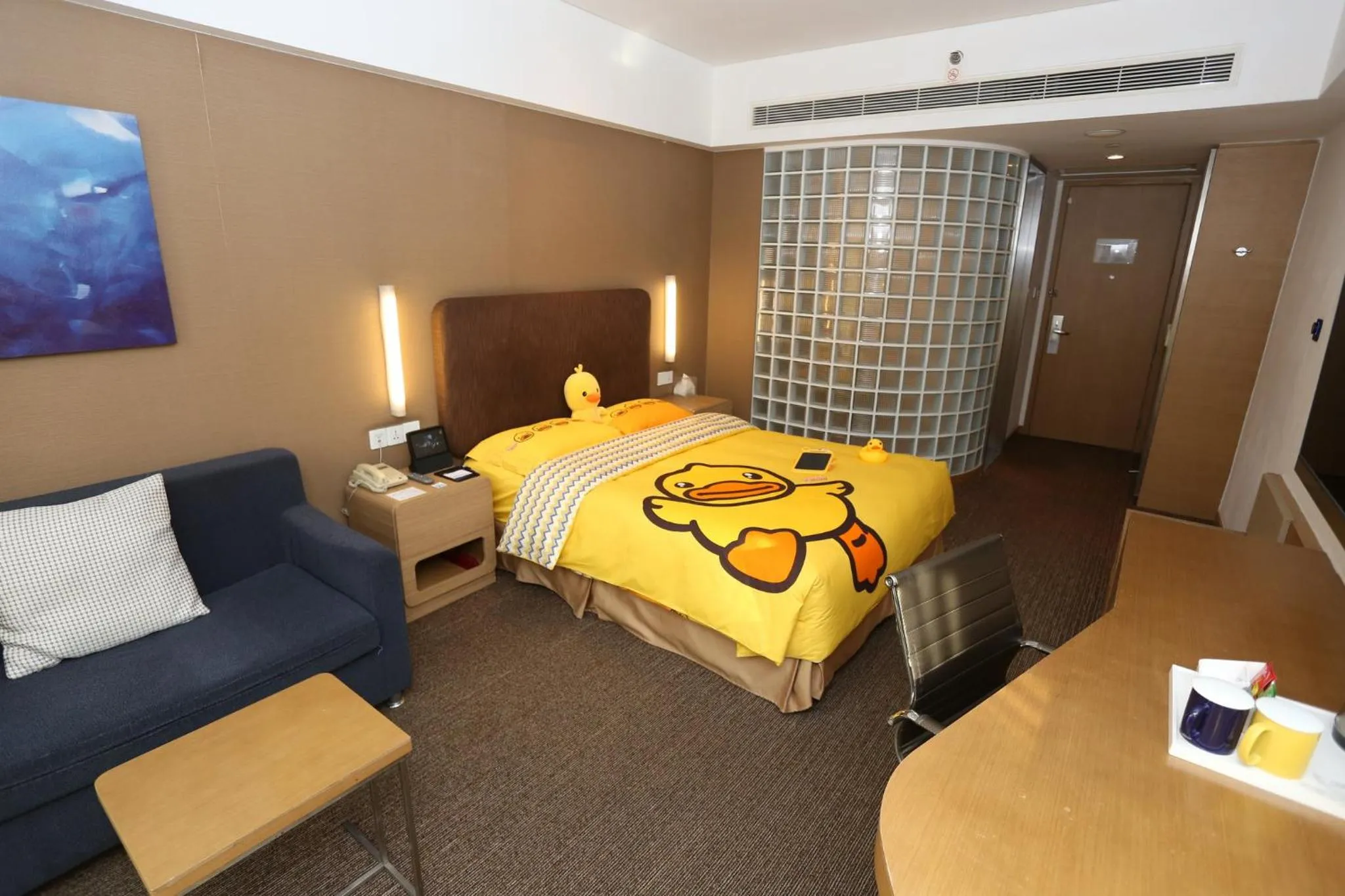 Photo of the whole room, Bed in Holiday Inn Express Shanghai Jinsha by IHG