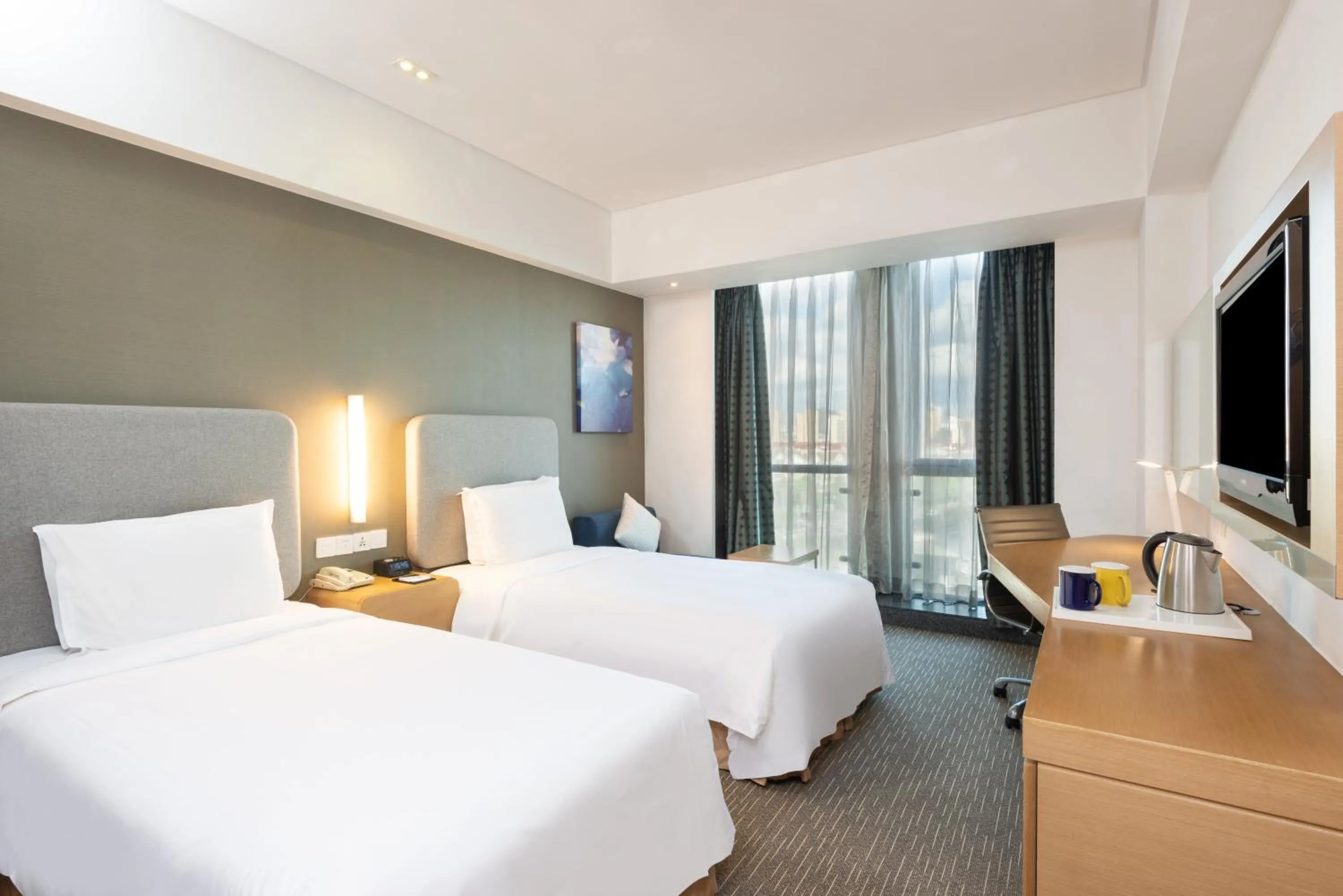 Photo of the whole room, Bed in Holiday Inn Express Shanghai Jinsha by IHG