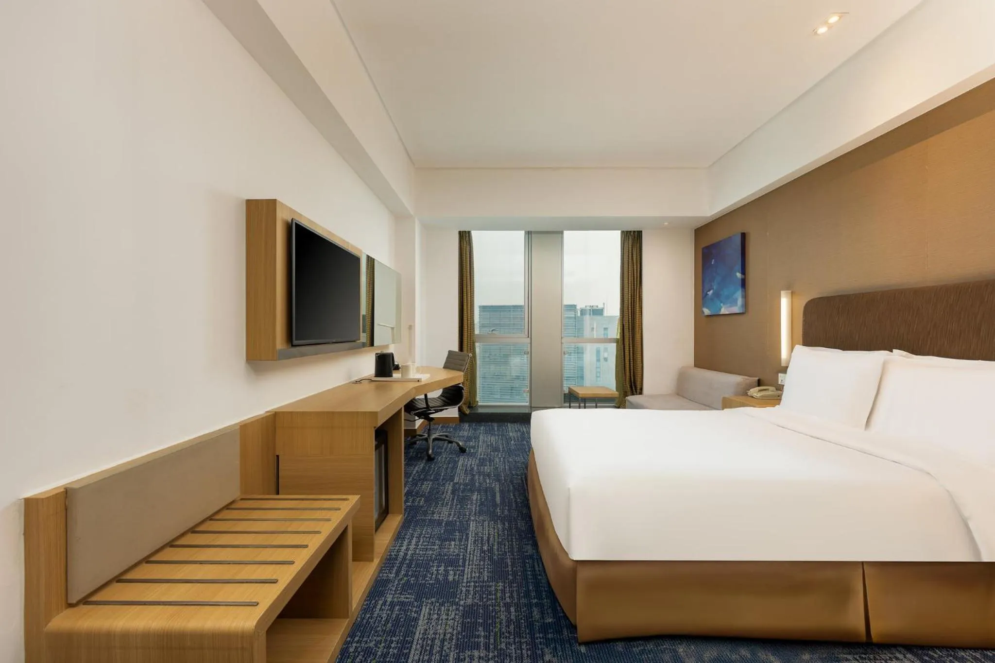 Photo of the whole room, Bed in Holiday Inn Express Shanghai Jinsha by IHG
