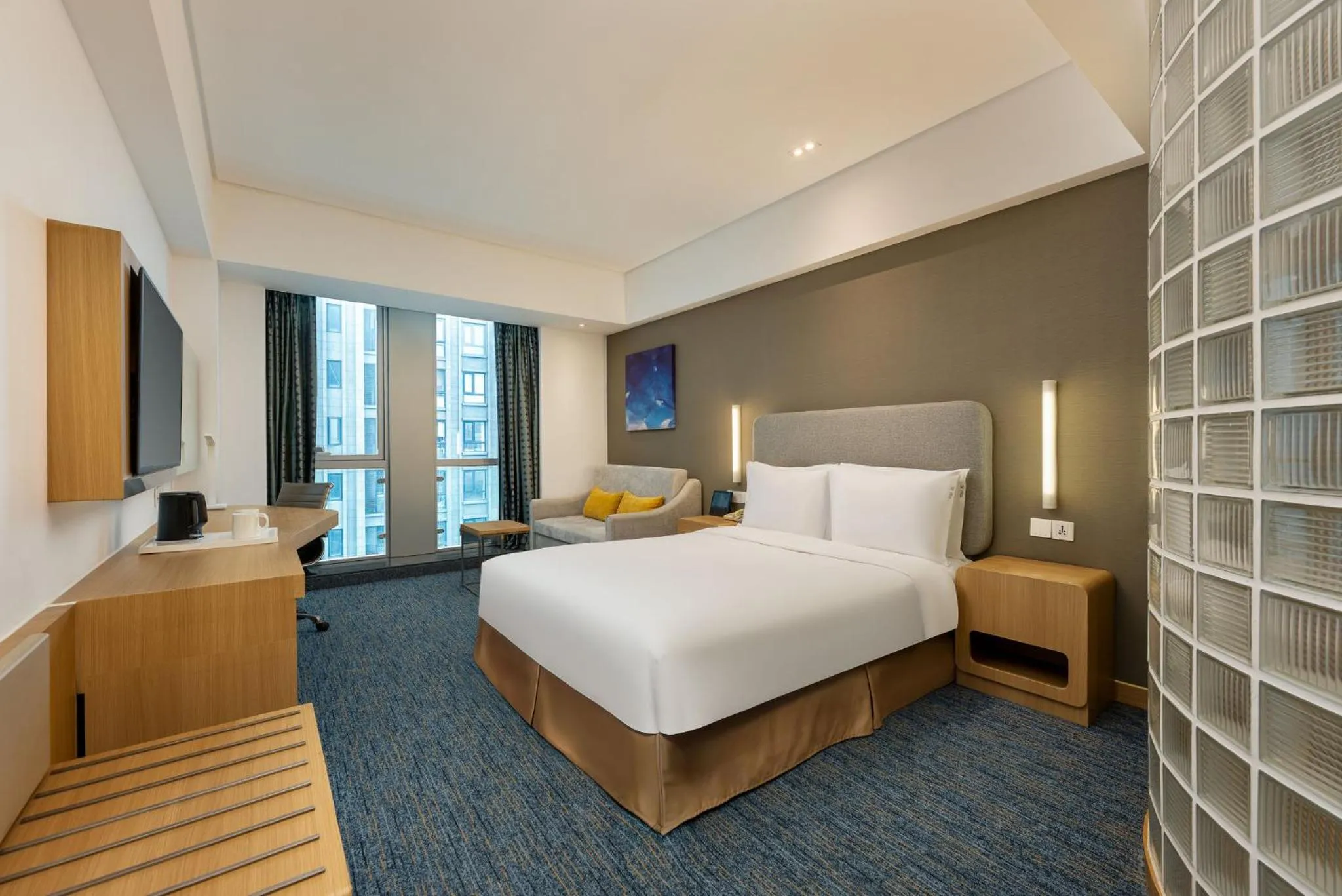 Photo of the whole room, Bed in Holiday Inn Express Shanghai Jinsha by IHG