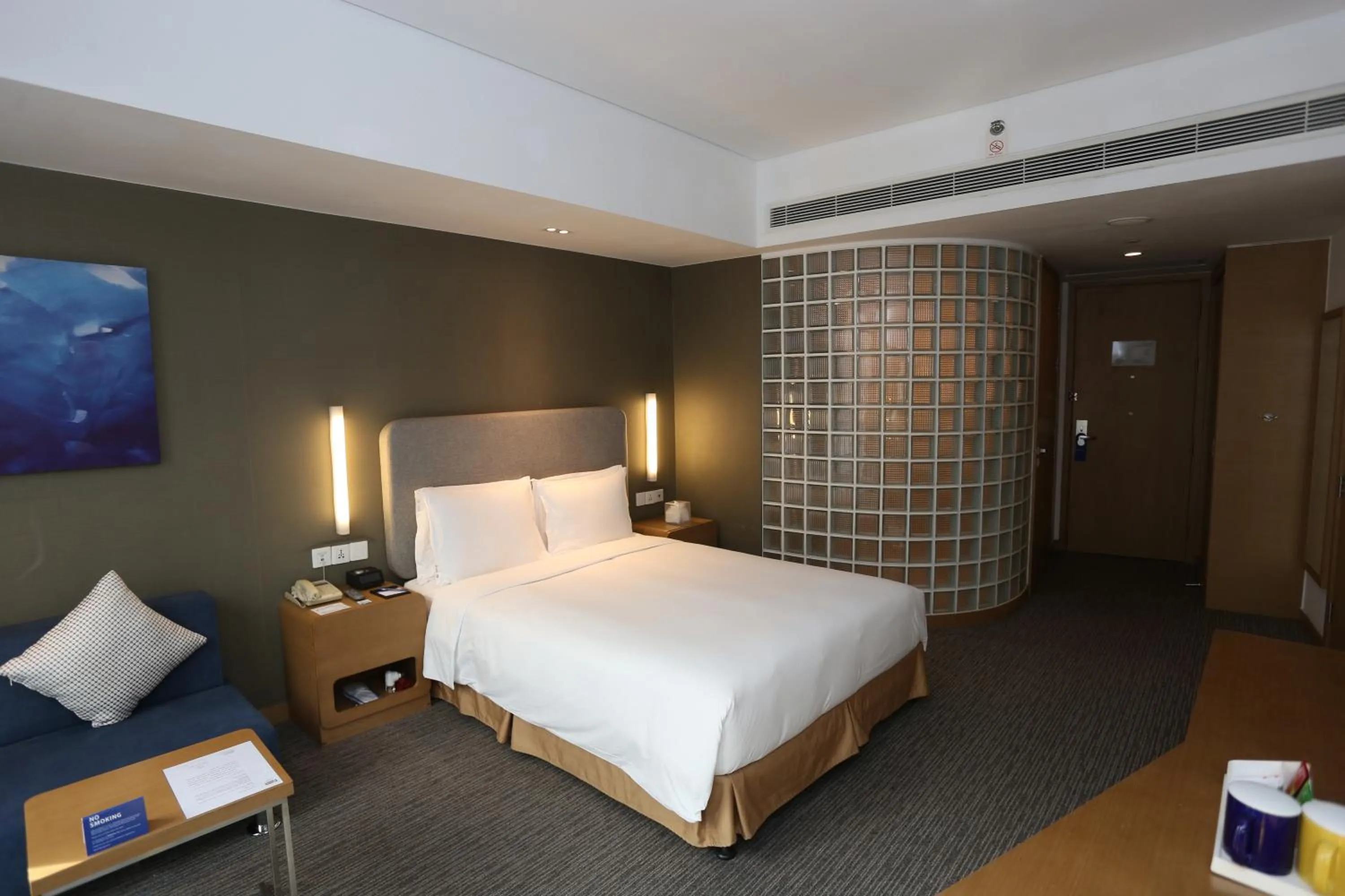 Photo of the whole room, Bed in Holiday Inn Express Shanghai Jinsha by IHG