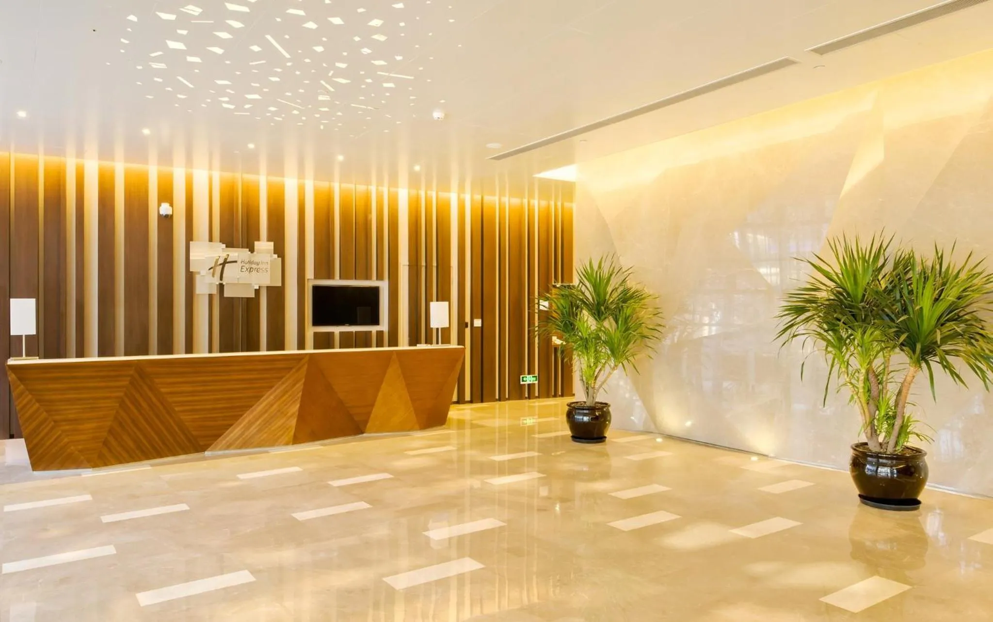 Lobby or reception in Holiday Inn Express Shanghai Jinsha by IHG