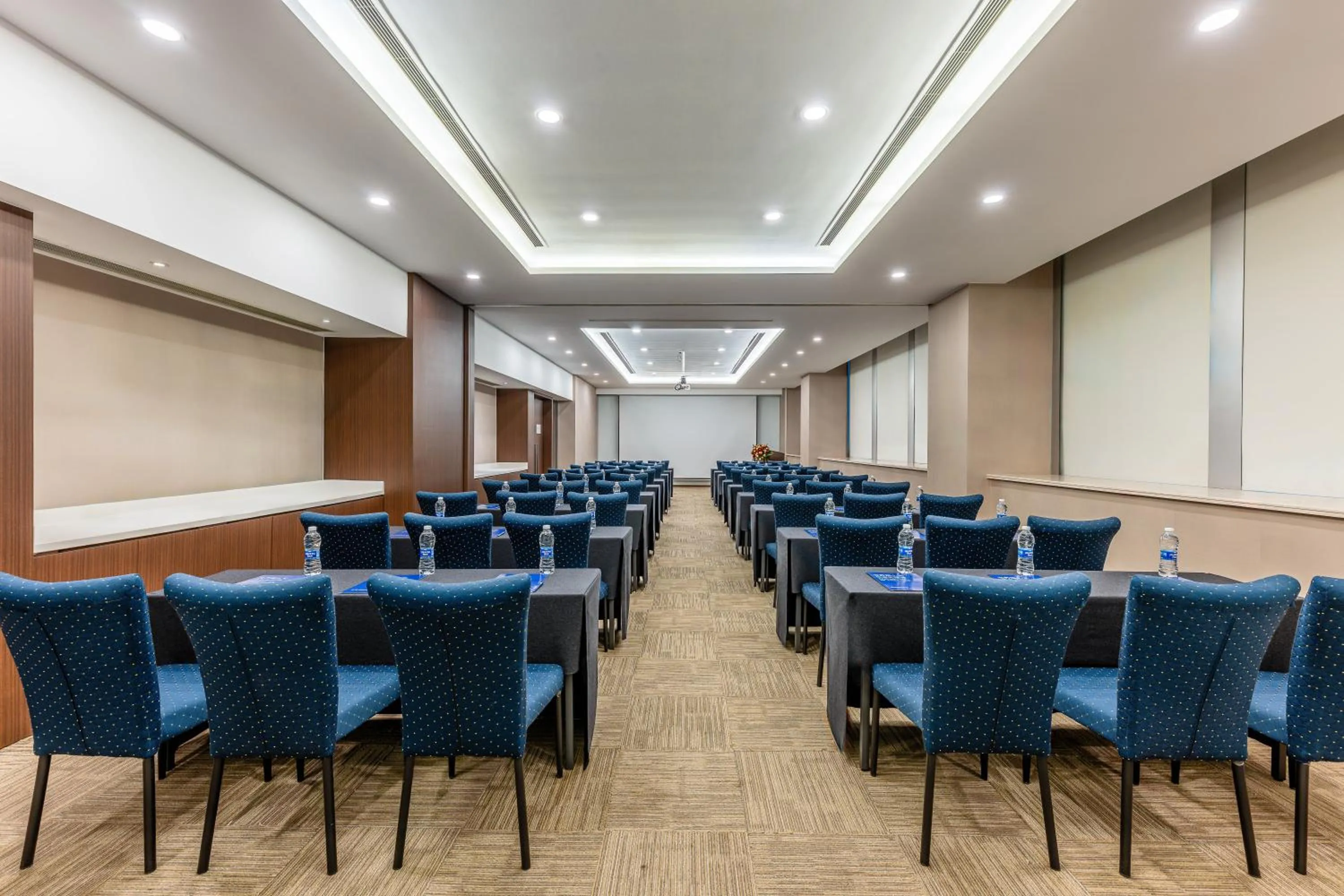 Meeting/conference room in Holiday Inn Express Shanghai Jinsha by IHG
