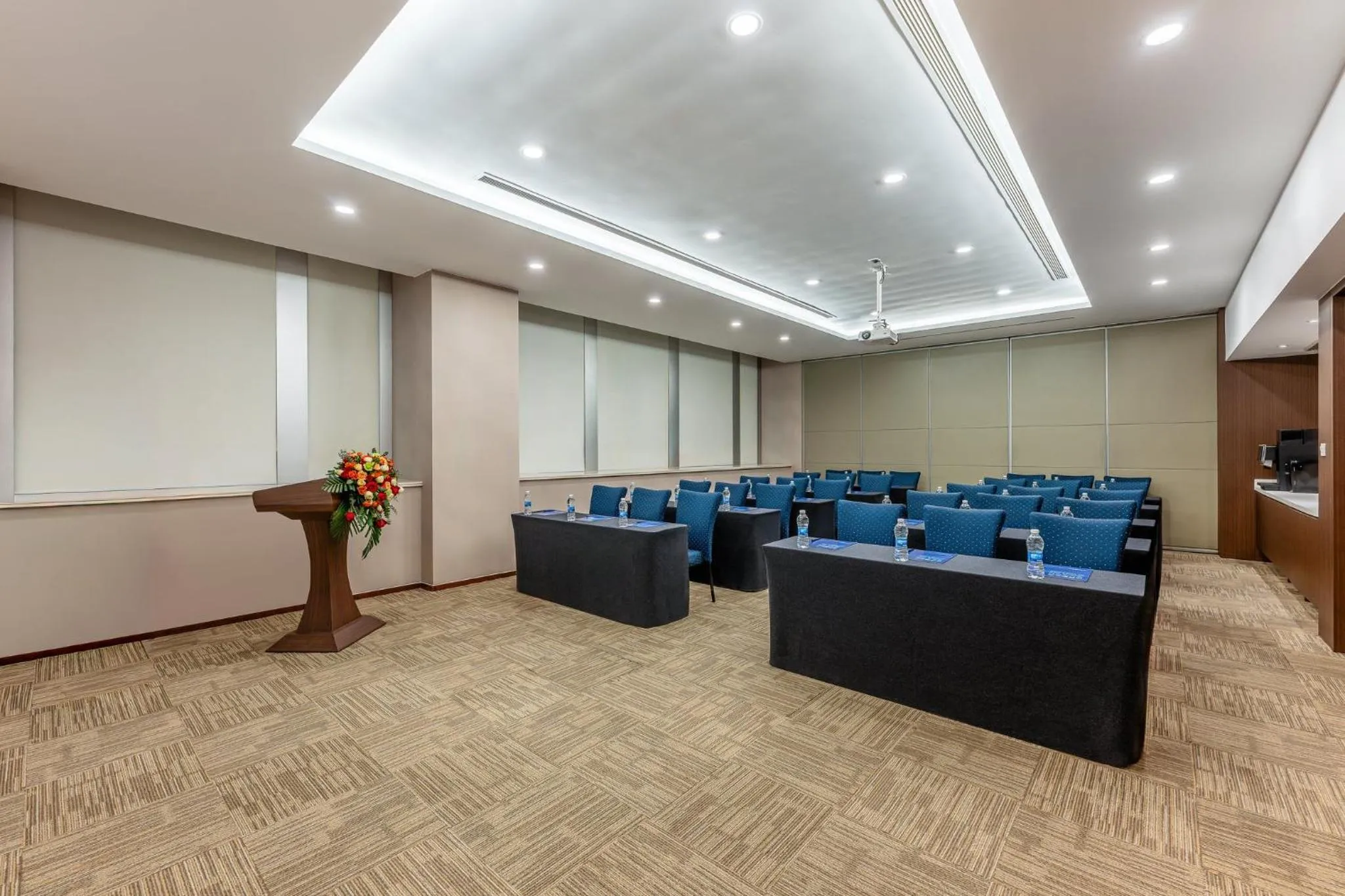 Meeting/conference room in Holiday Inn Express Shanghai Jinsha by IHG