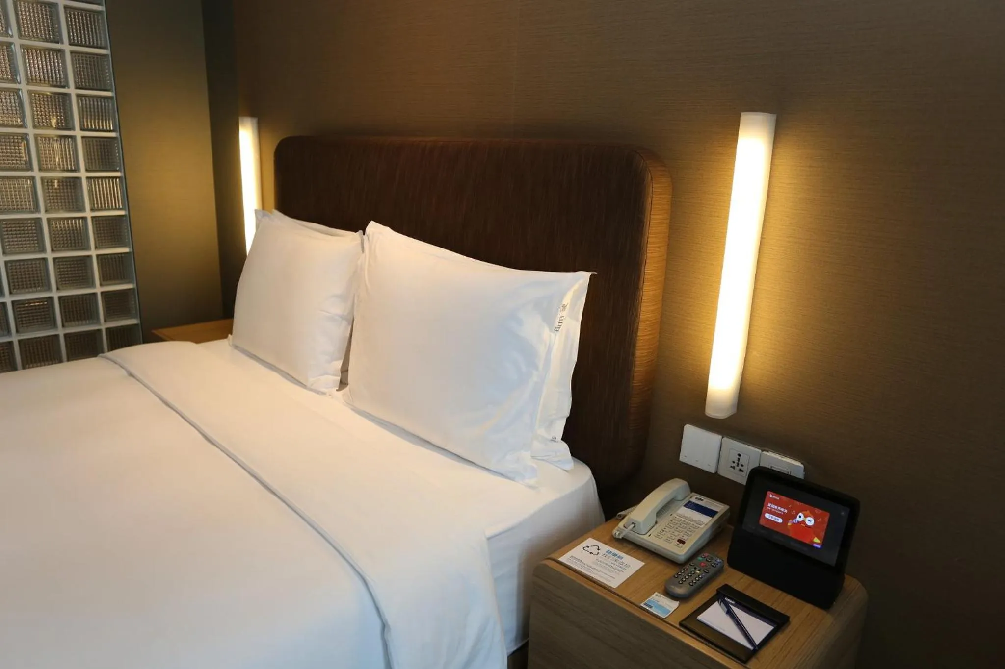 Photo of the whole room, Bed in Holiday Inn Express Shanghai Jinsha by IHG