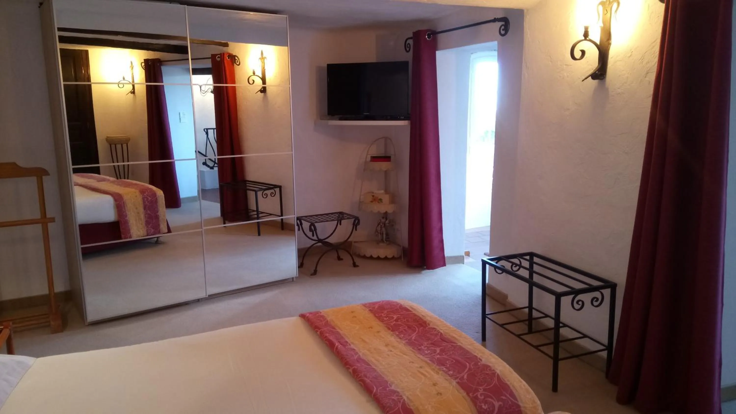 Bed in Chambres d'hôtes Les Terrasses du Soleil