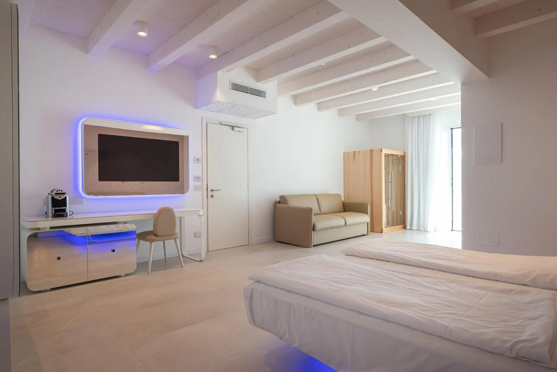 TV and multimedia, Bed in Unico Hotel Caorle