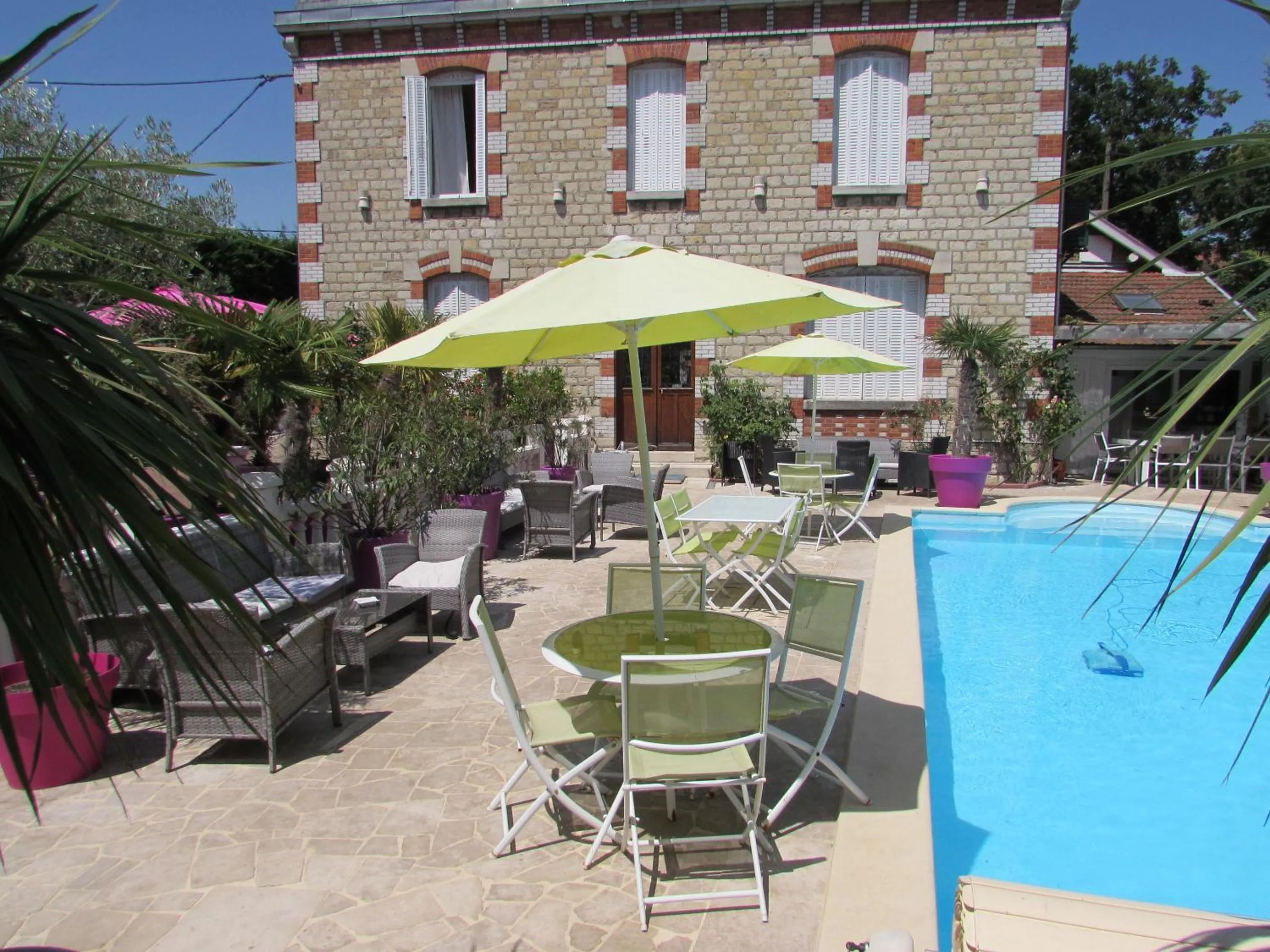Pool view in Manoir François 1er