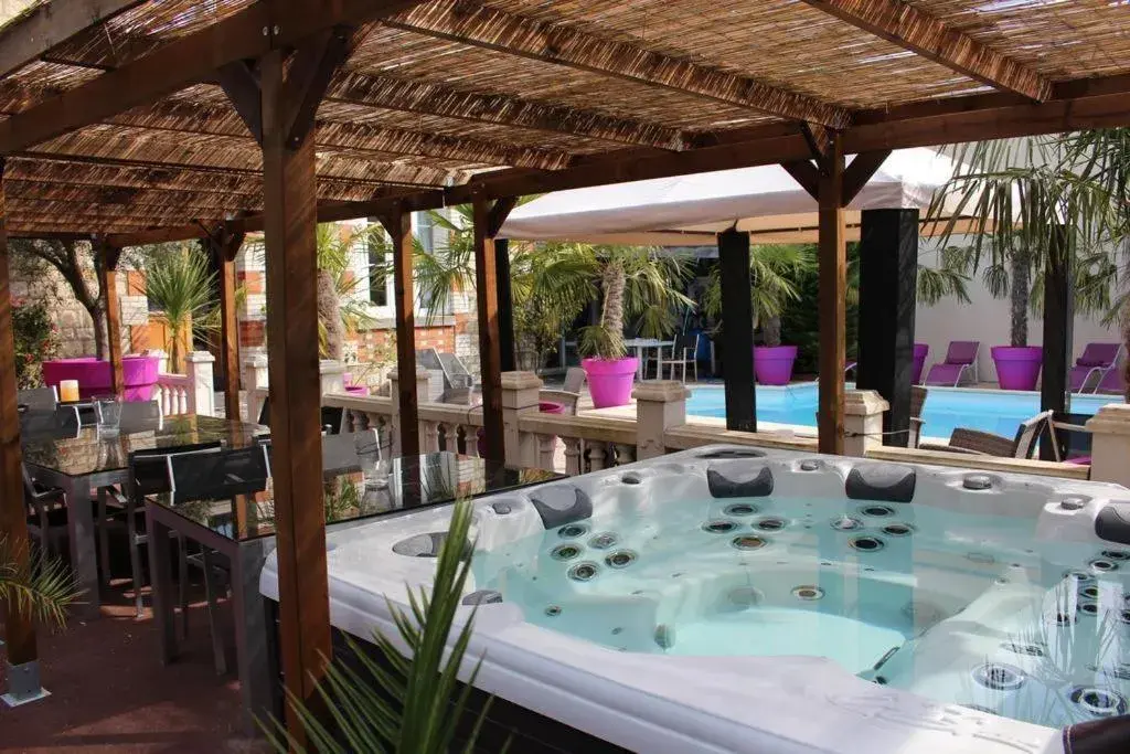 Hot Tub in Manoir François 1er Hot Tub in Manoir François 1er