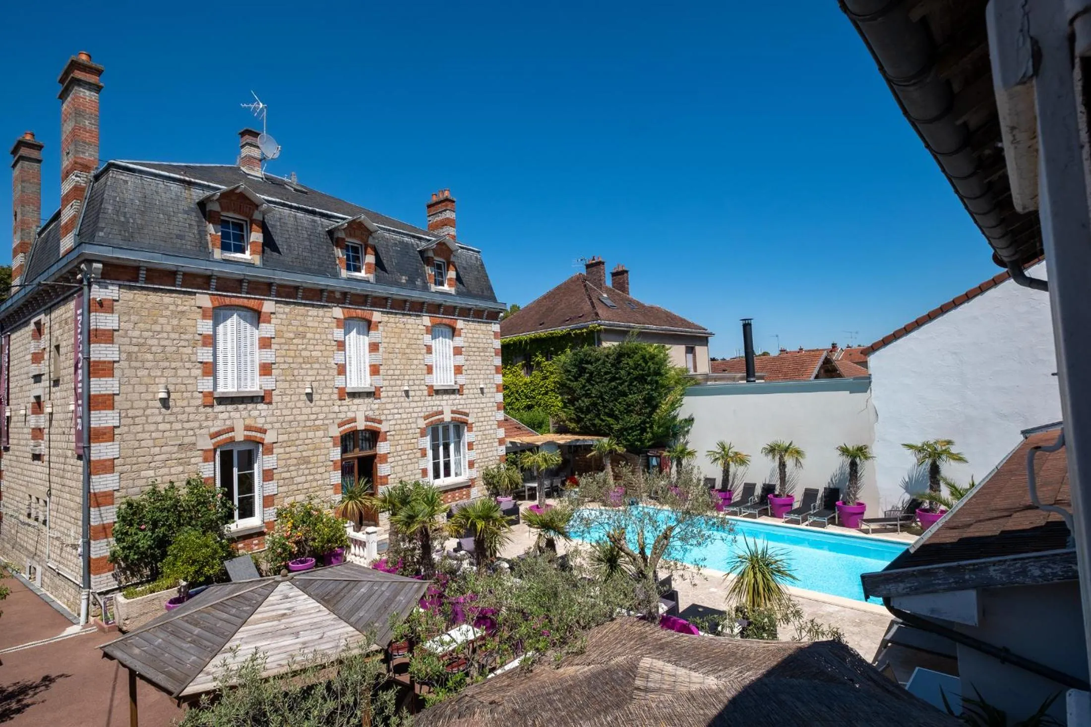 Pool view in Manoir François 1er