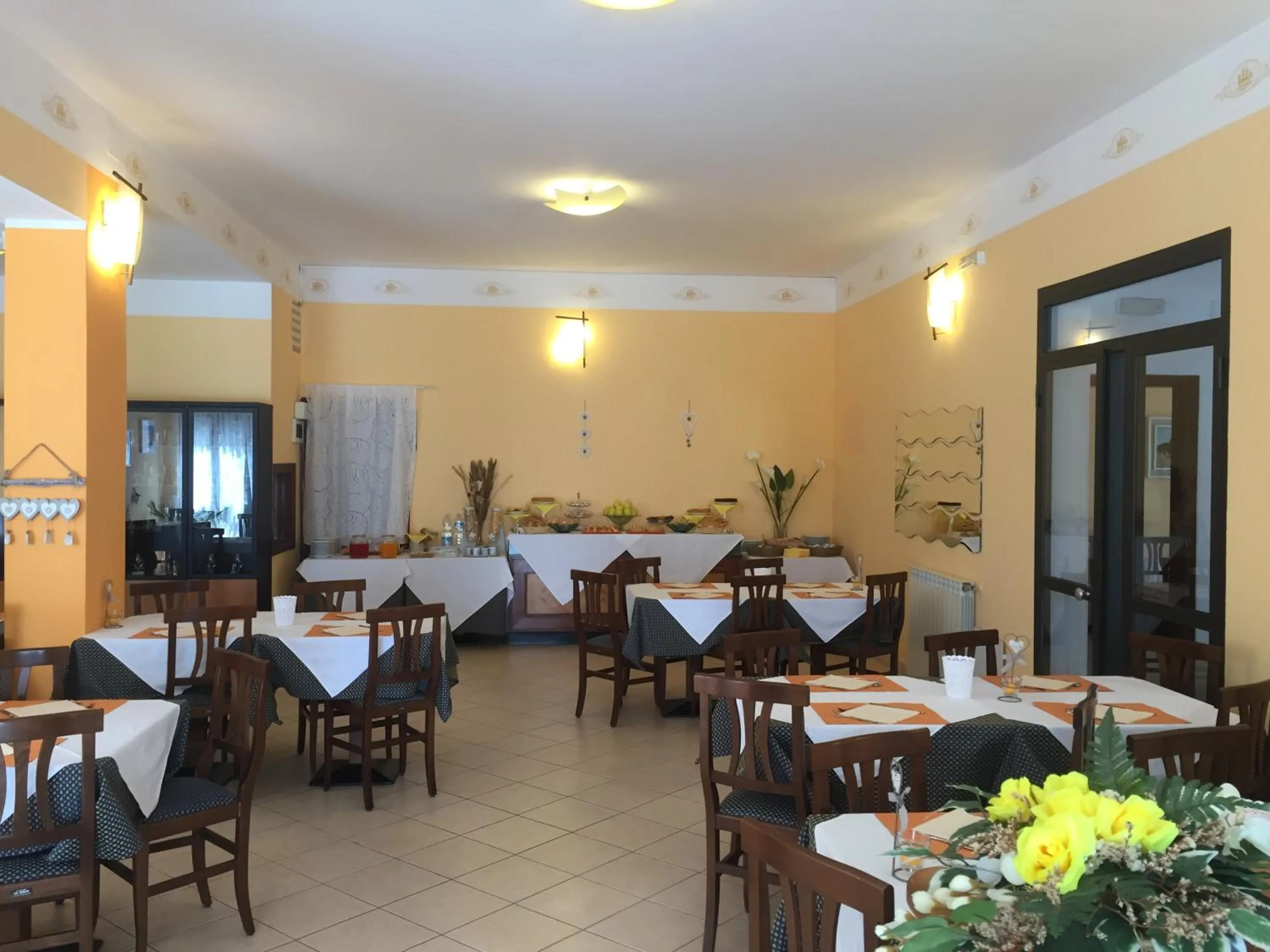 Restaurant/places to eat in Hotel Villa Elle