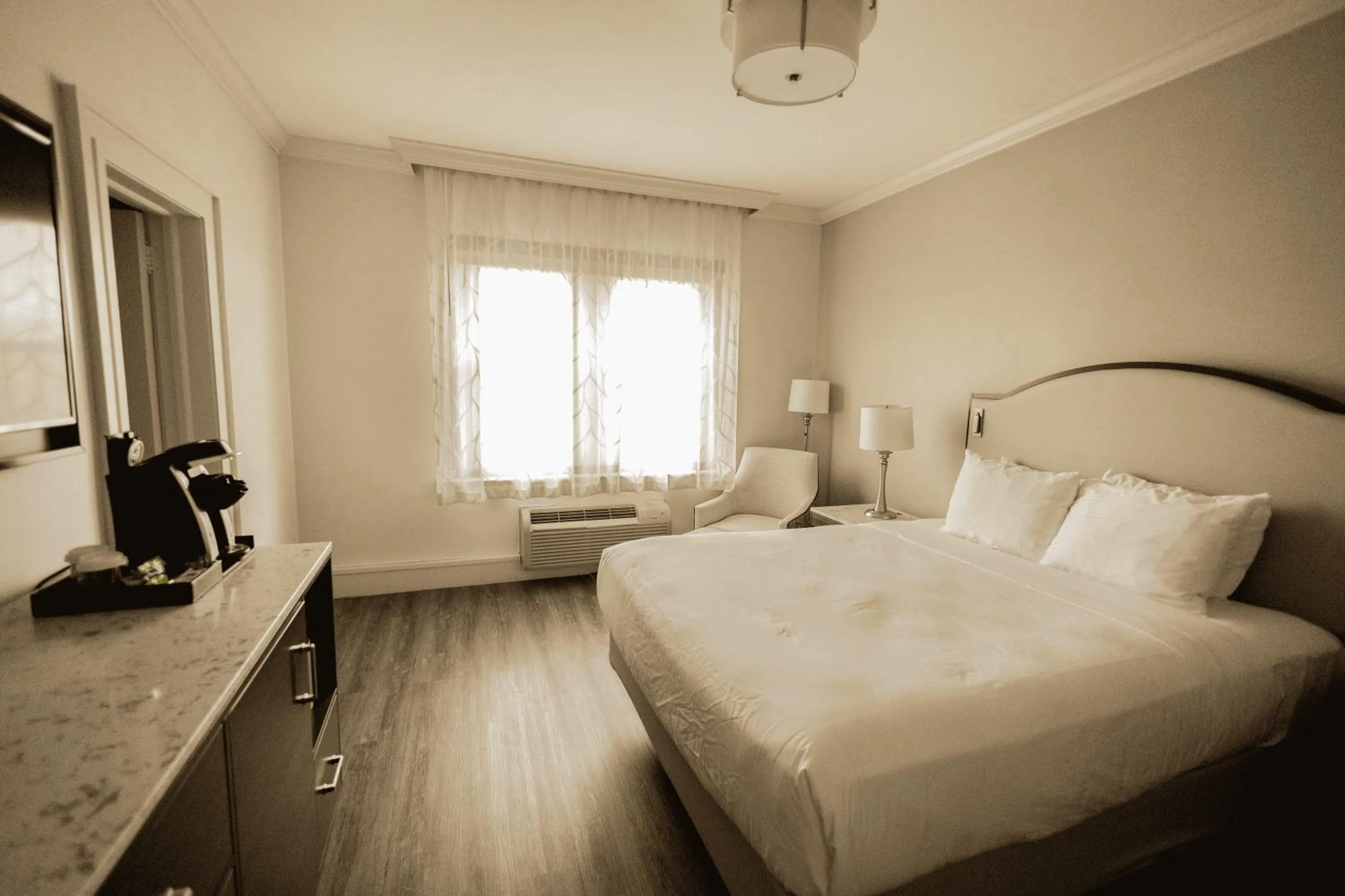 Bedroom, Bed in The Albion Summit