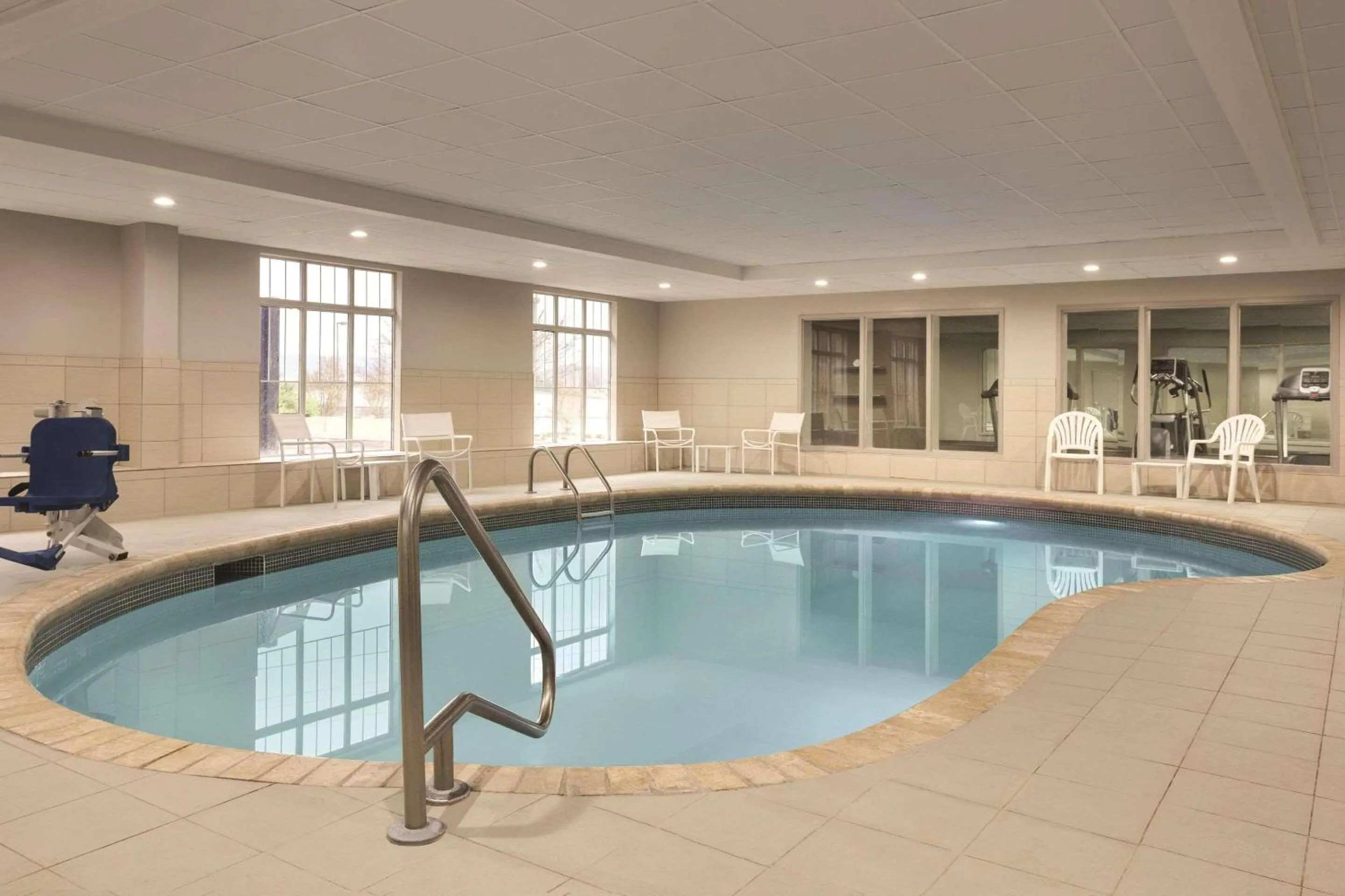 Swimming pool in Country Inn & Suites by Radisson, Chattanooga-Lookout Mountain
