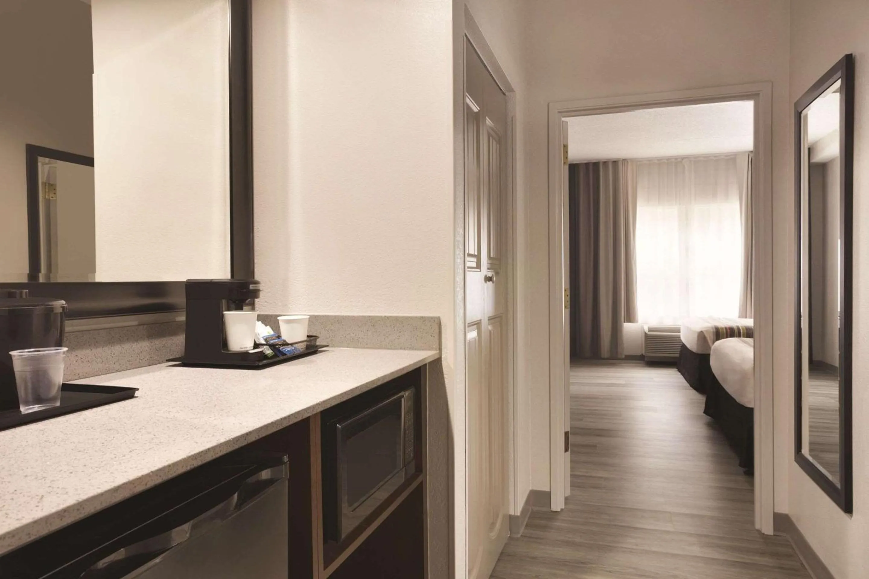 Bedroom, Bed in Country Inn & Suites by Radisson, Chattanooga-Lookout Mountain