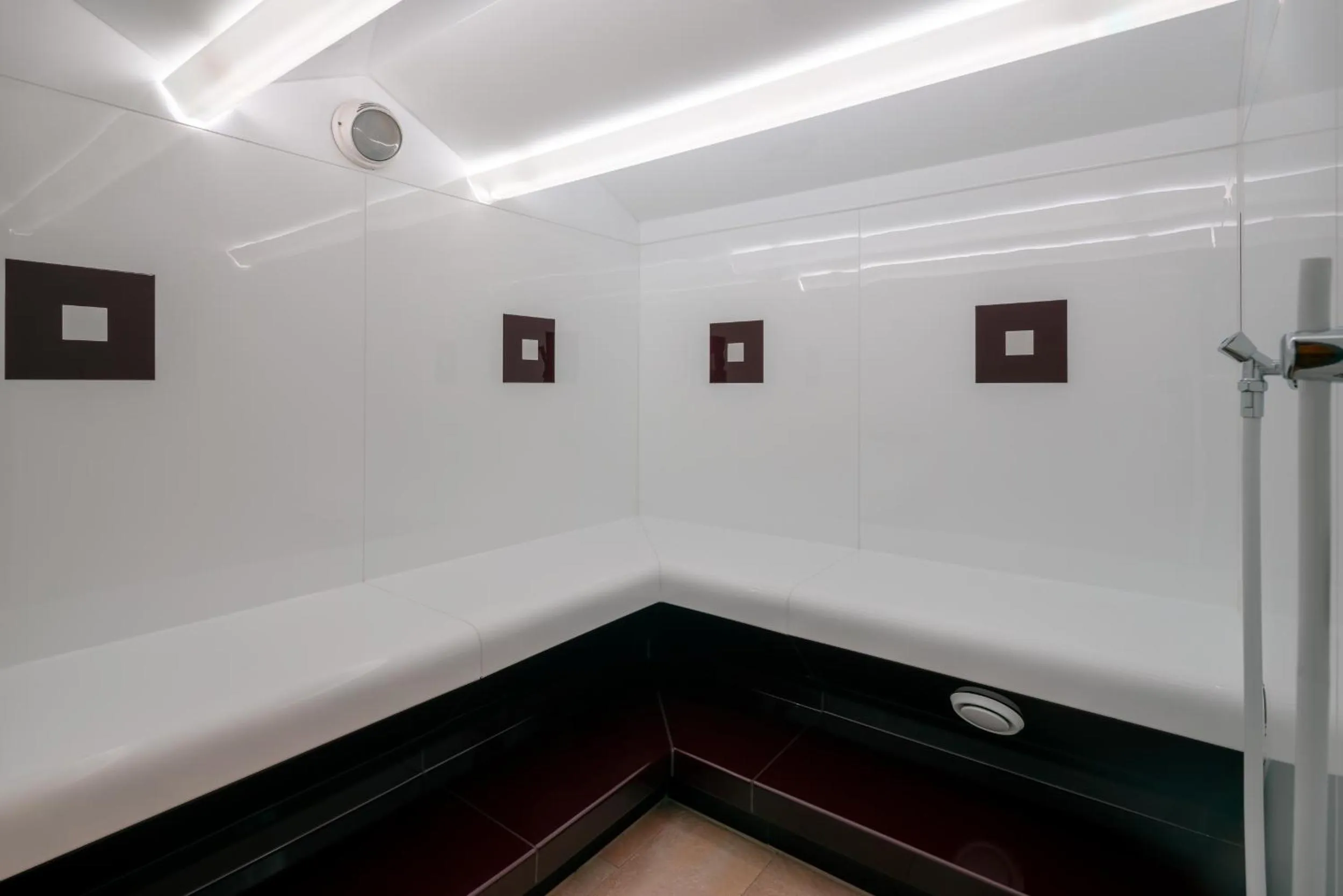 Steam room in Apart-Hotel Aurora Fiss