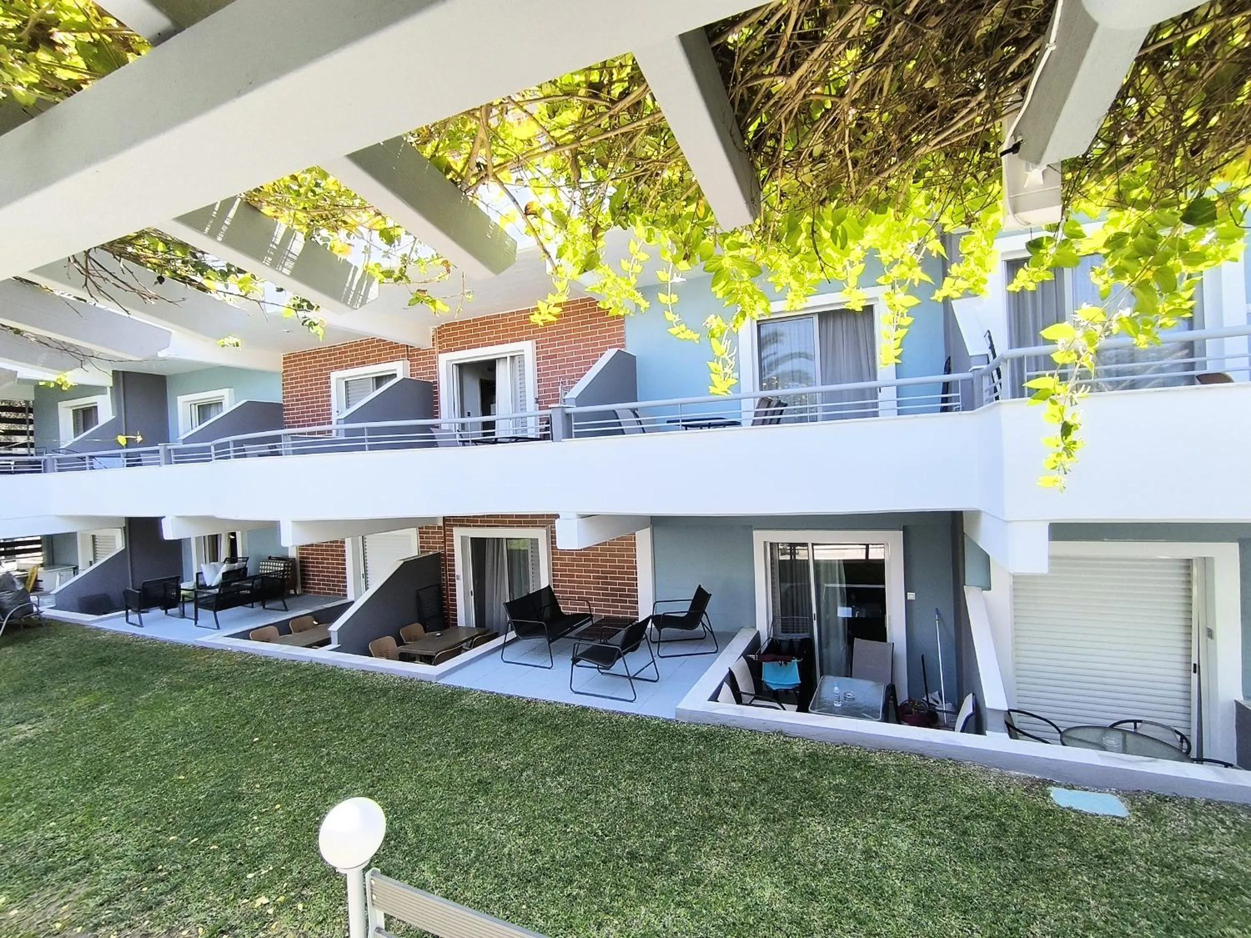 Property building in Kapsohora Inn