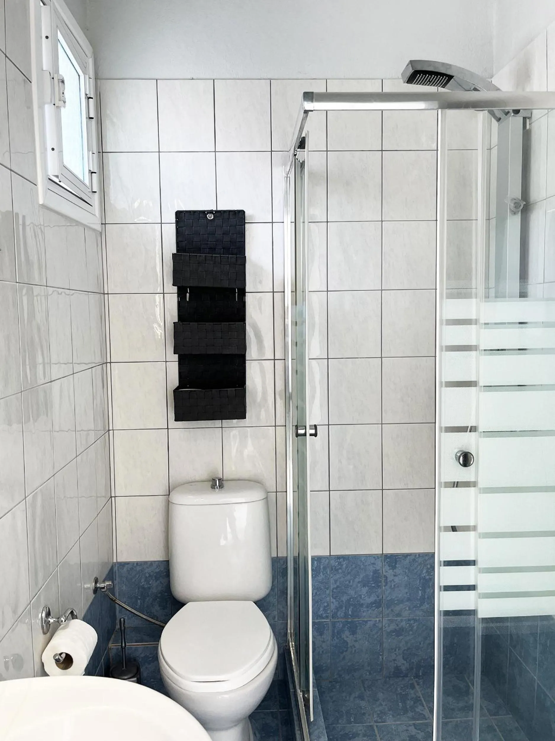 Shower in Kapsohora Inn