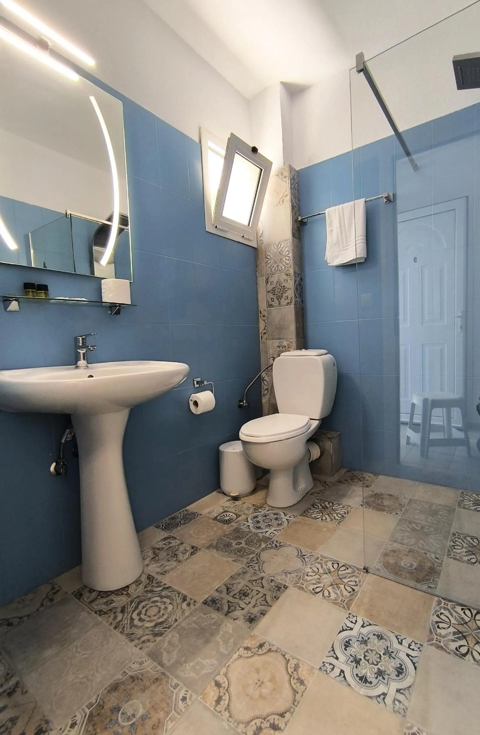 Shower in Kapsohora Inn