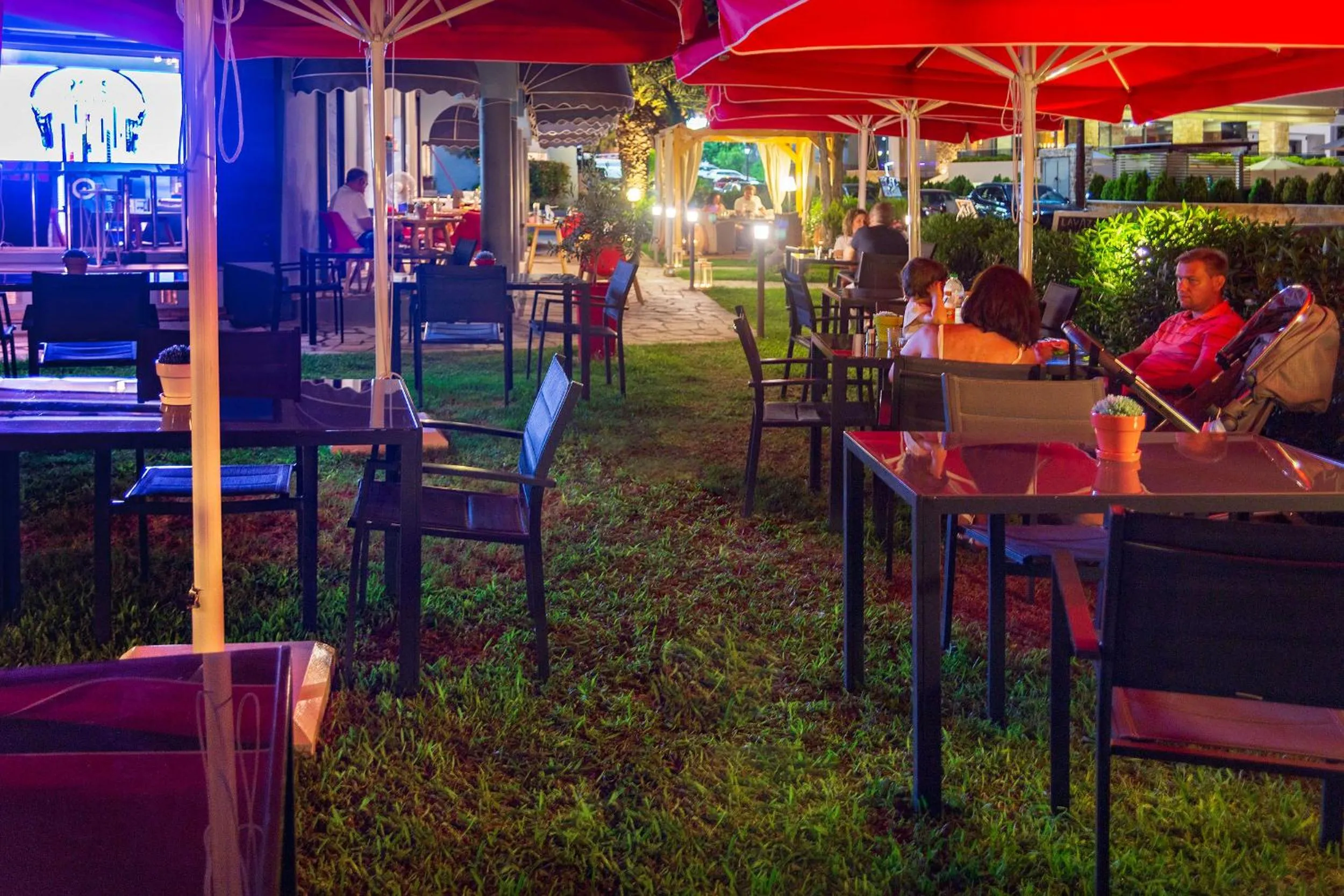 Restaurant/places to eat in Kapsohora Inn
